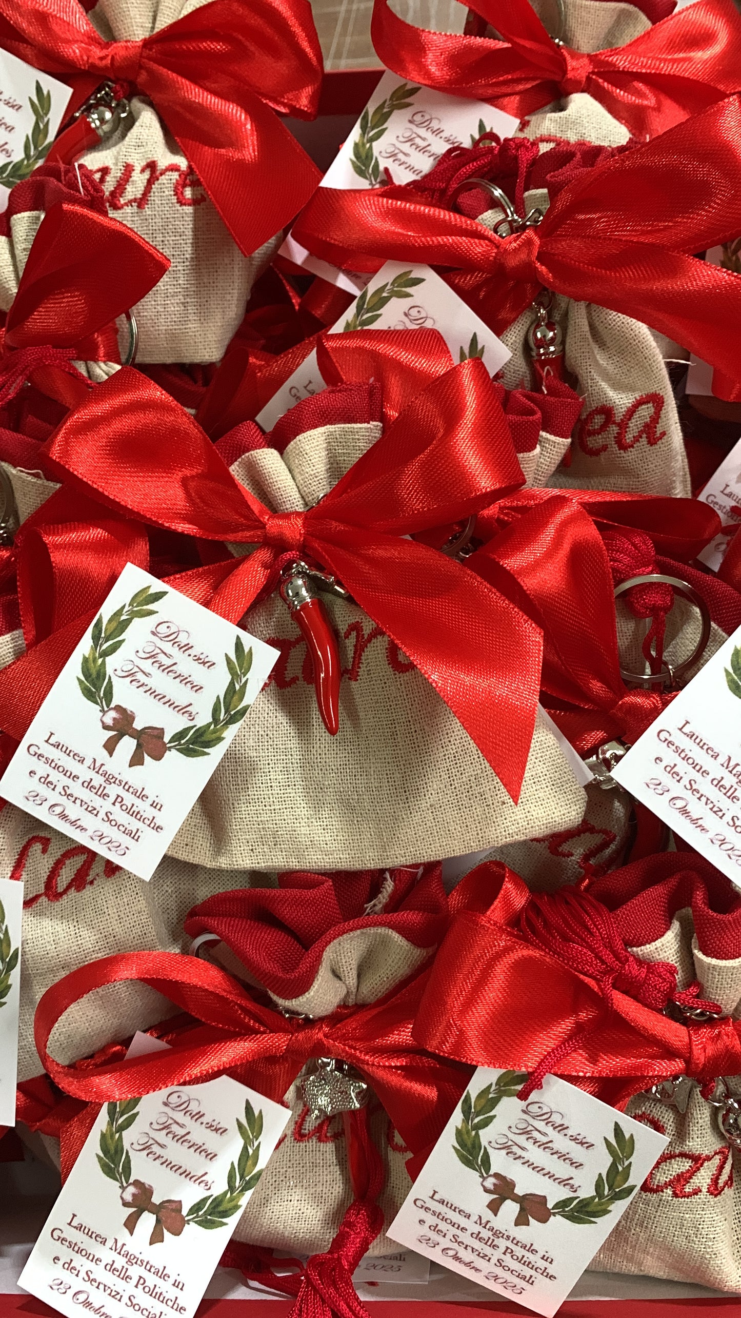 Portachiavi con nappina corno peperoncino su sacchetto laurea ricamato