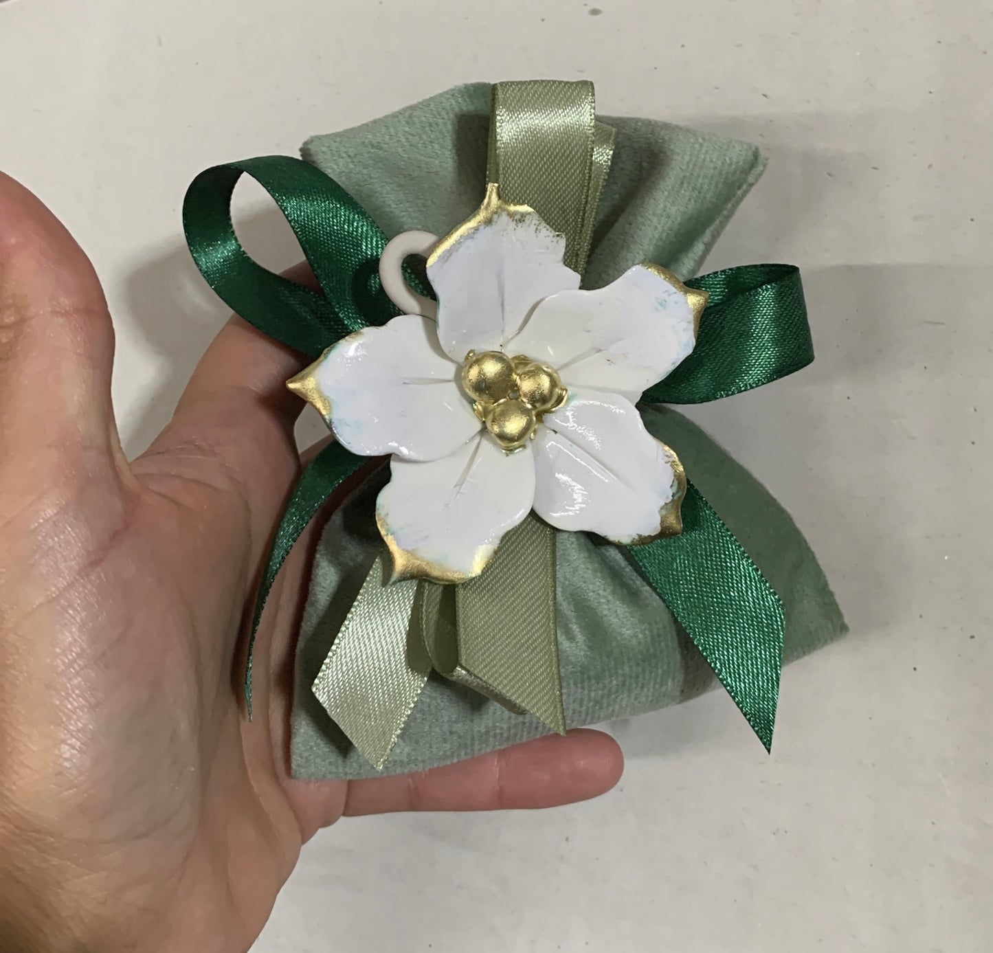 Stella Natale bianca con appendino su sacchetto velluto