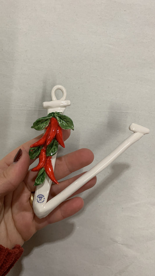 Lettera iniziale in ceramica realizzata su commessa agli e peperoncini