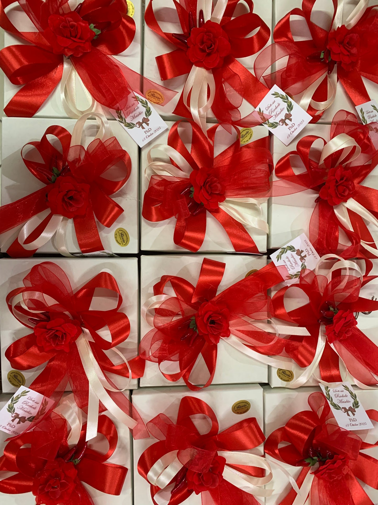 Cornucopia bouquet classico Capodimonte con rose e peperoncini