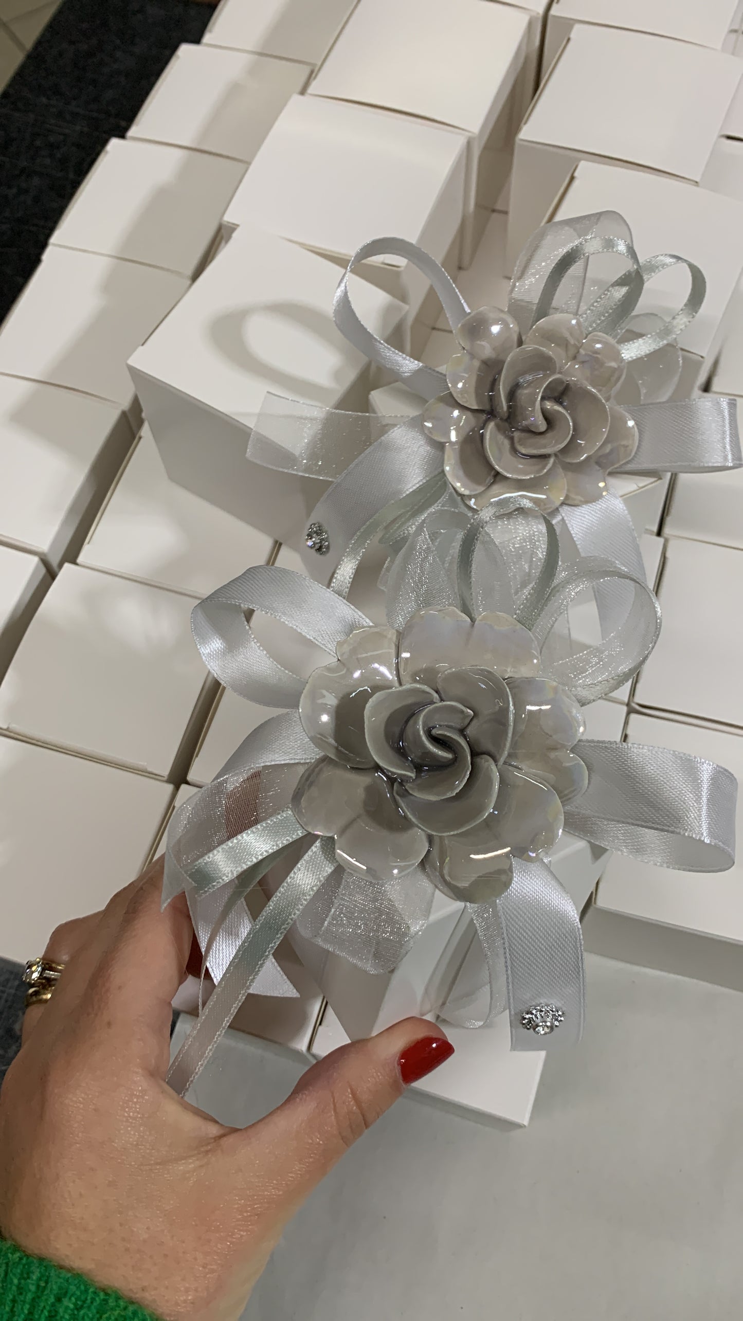 Fiore grigio madreperla confezionato su scatola portaconfetti