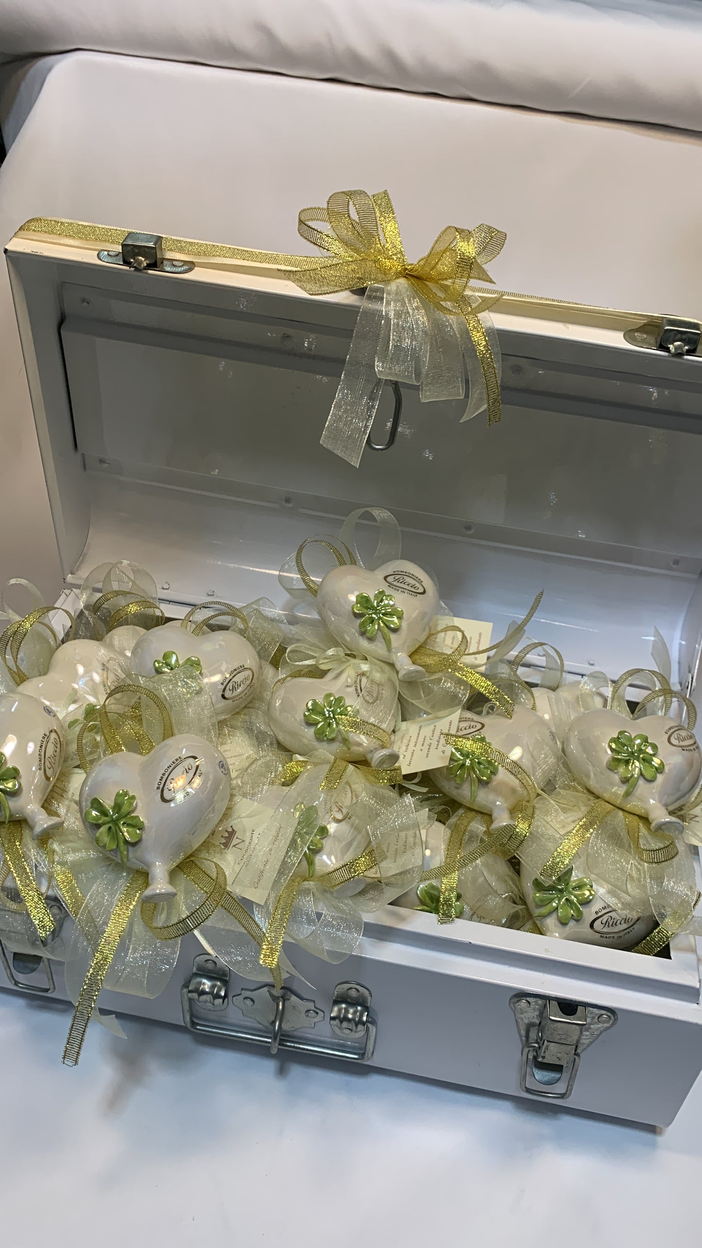 Cuore palloncino in ceramica con quadrifoglio confezionato con confetti