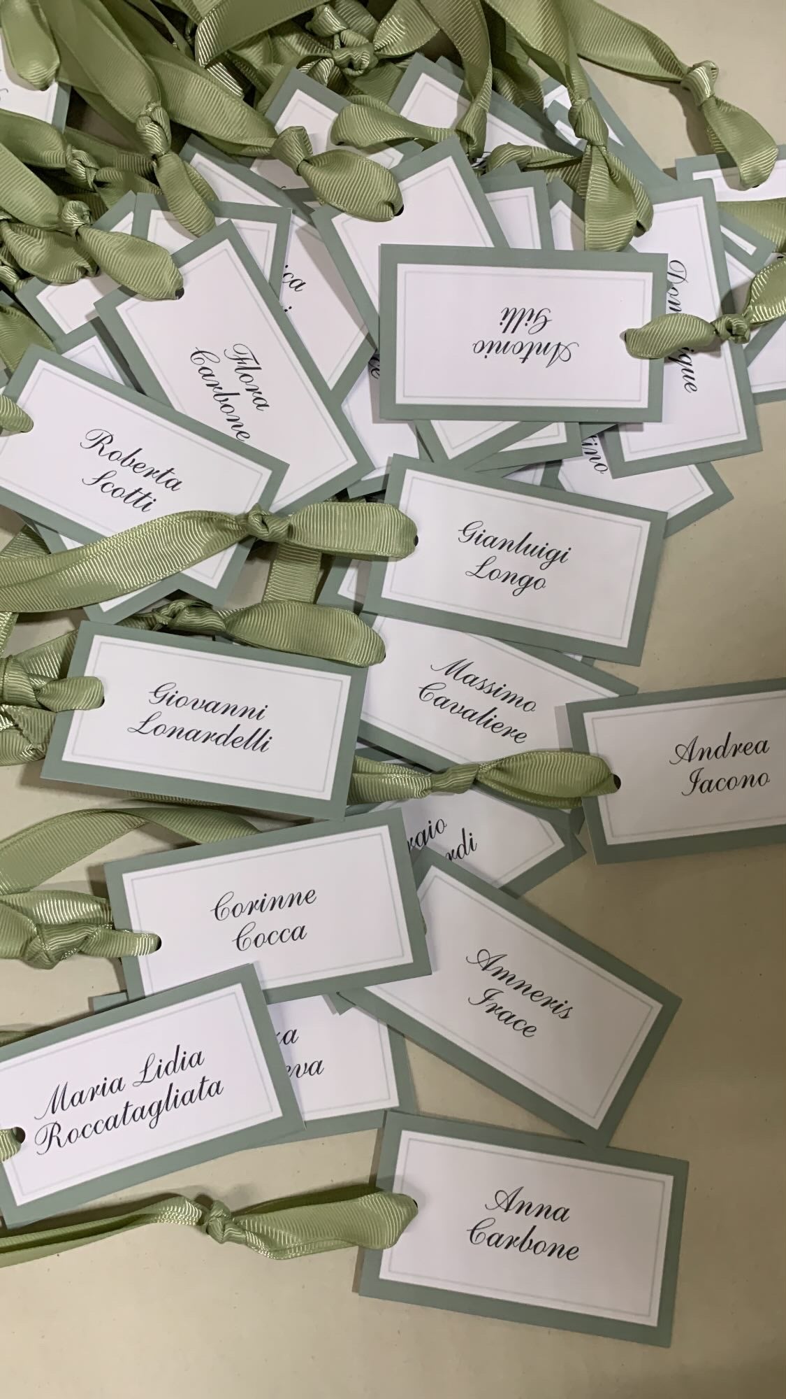 Lavoro grafico completo: tag segnaposto, segnatavolo, menu e tableau de mariage