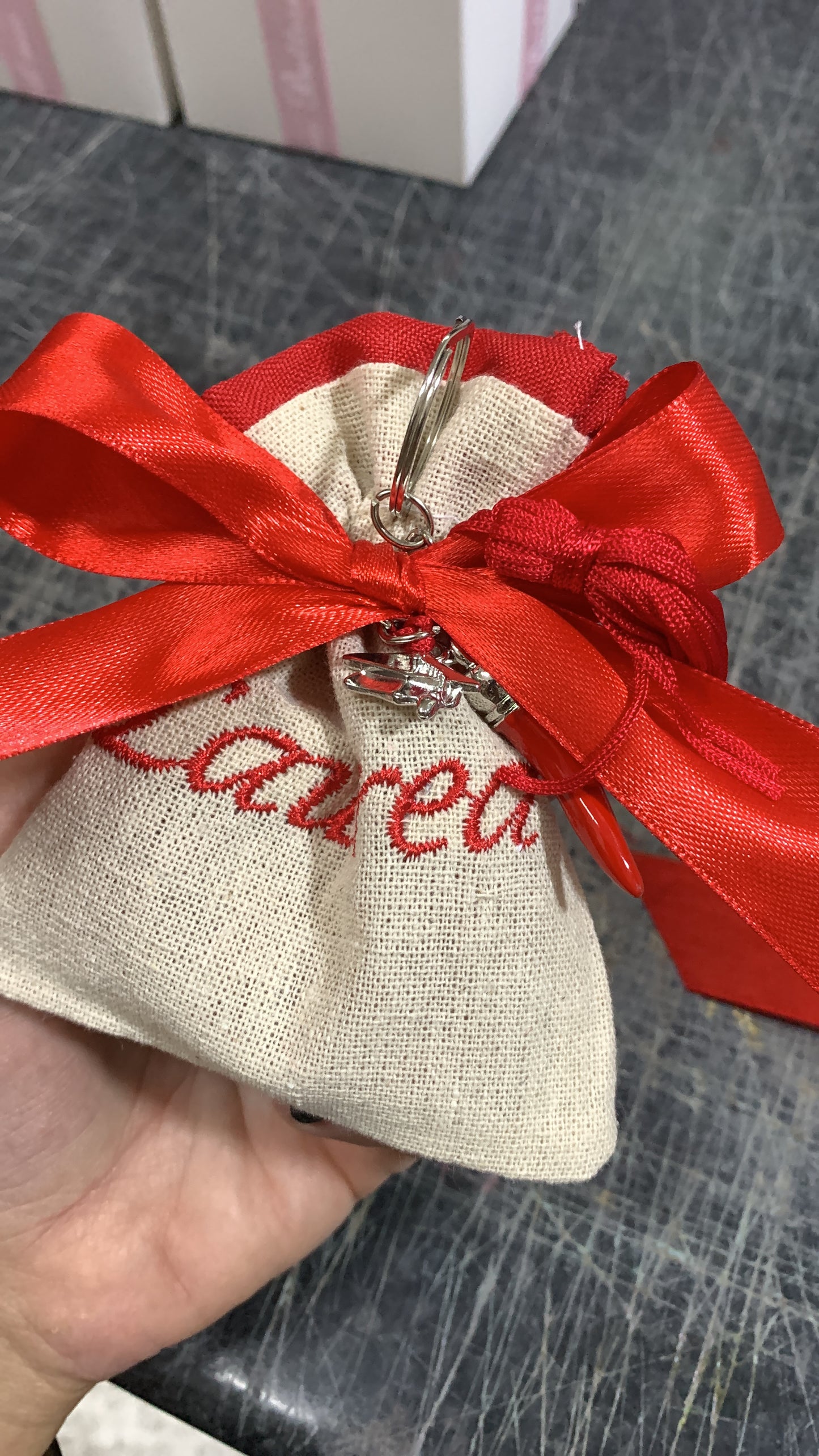 Portachiavi con nappina corno peperoncino su sacchetto laurea ricamato