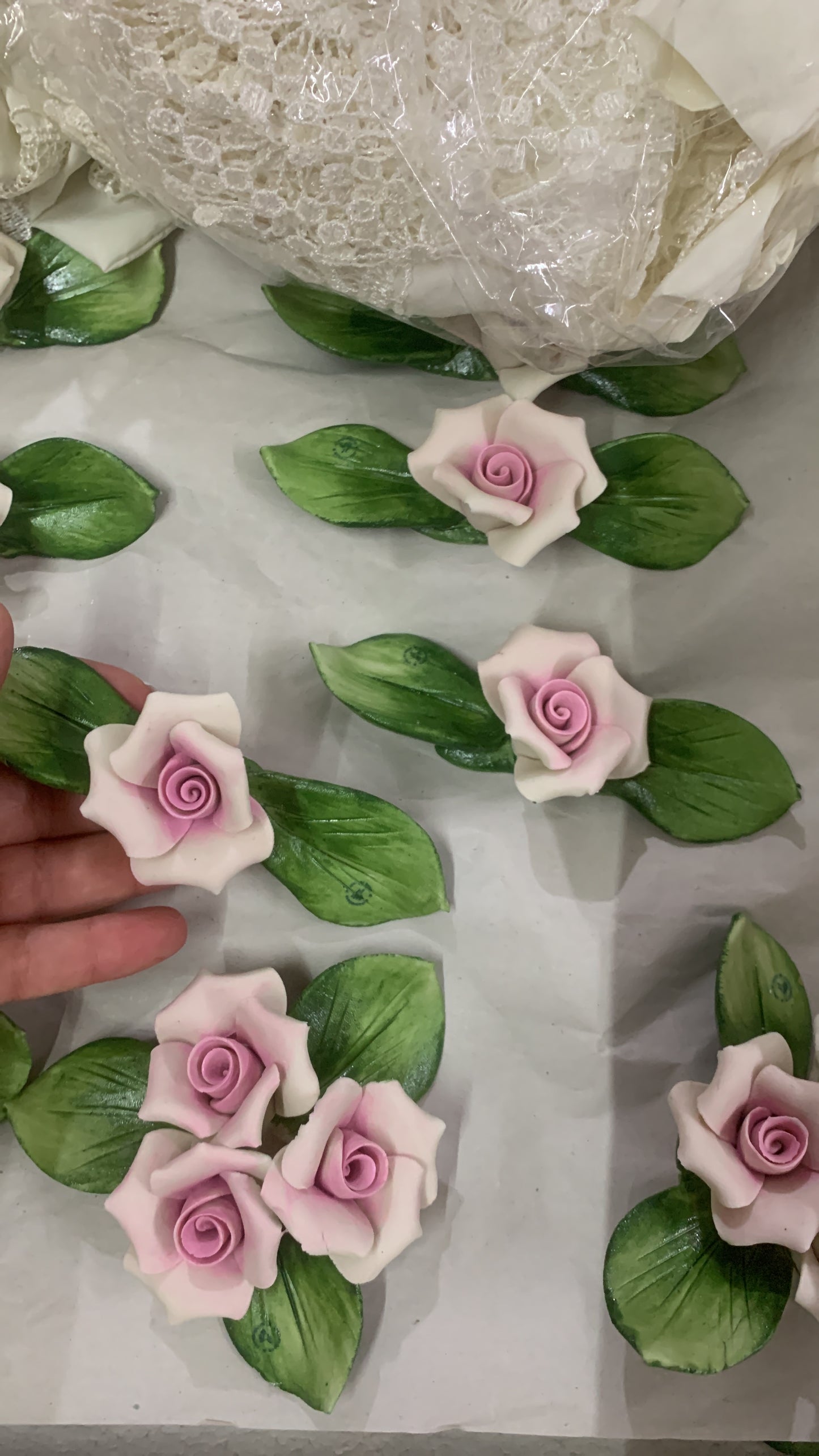 Composizione rose rosa in porcellana di Capodimonte