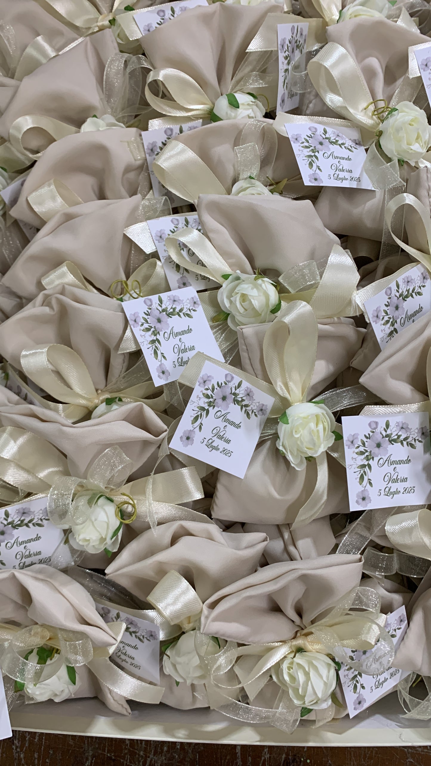 Sacchetto seta semplice ed elegante confezionato con confetti