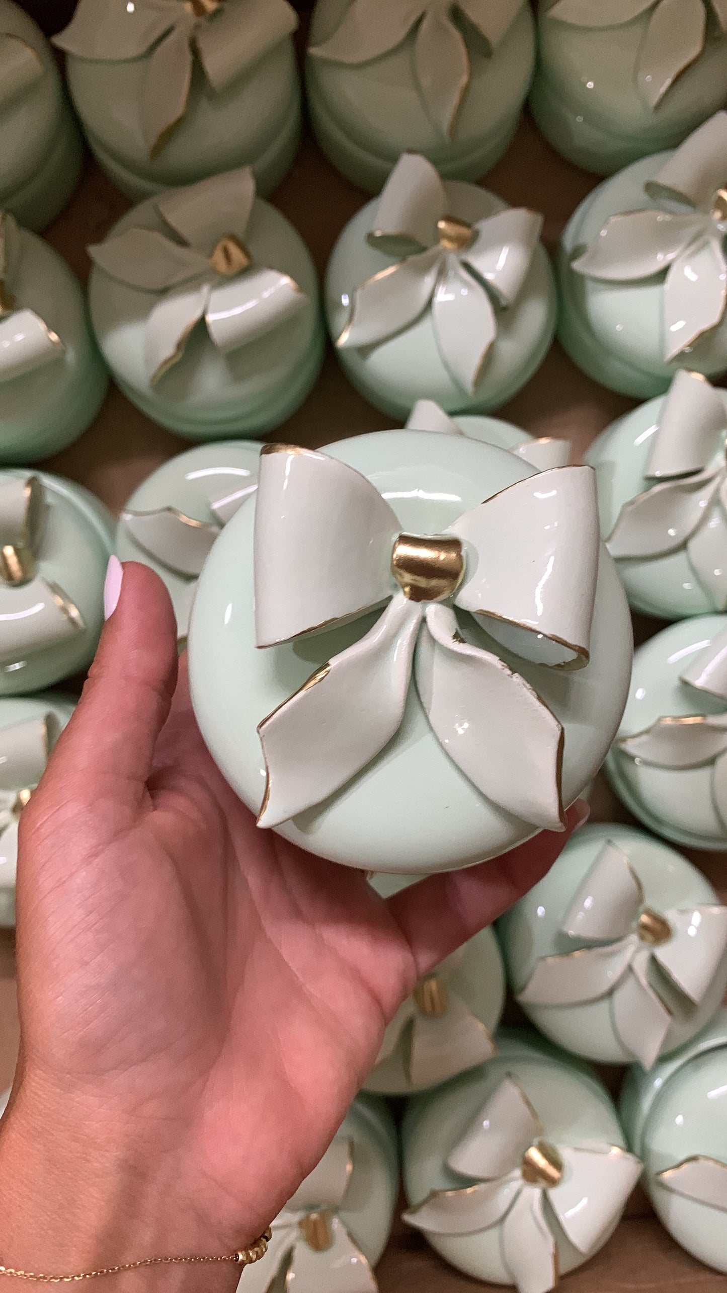 Cofanetto in ceramica con fiocco bordo oro