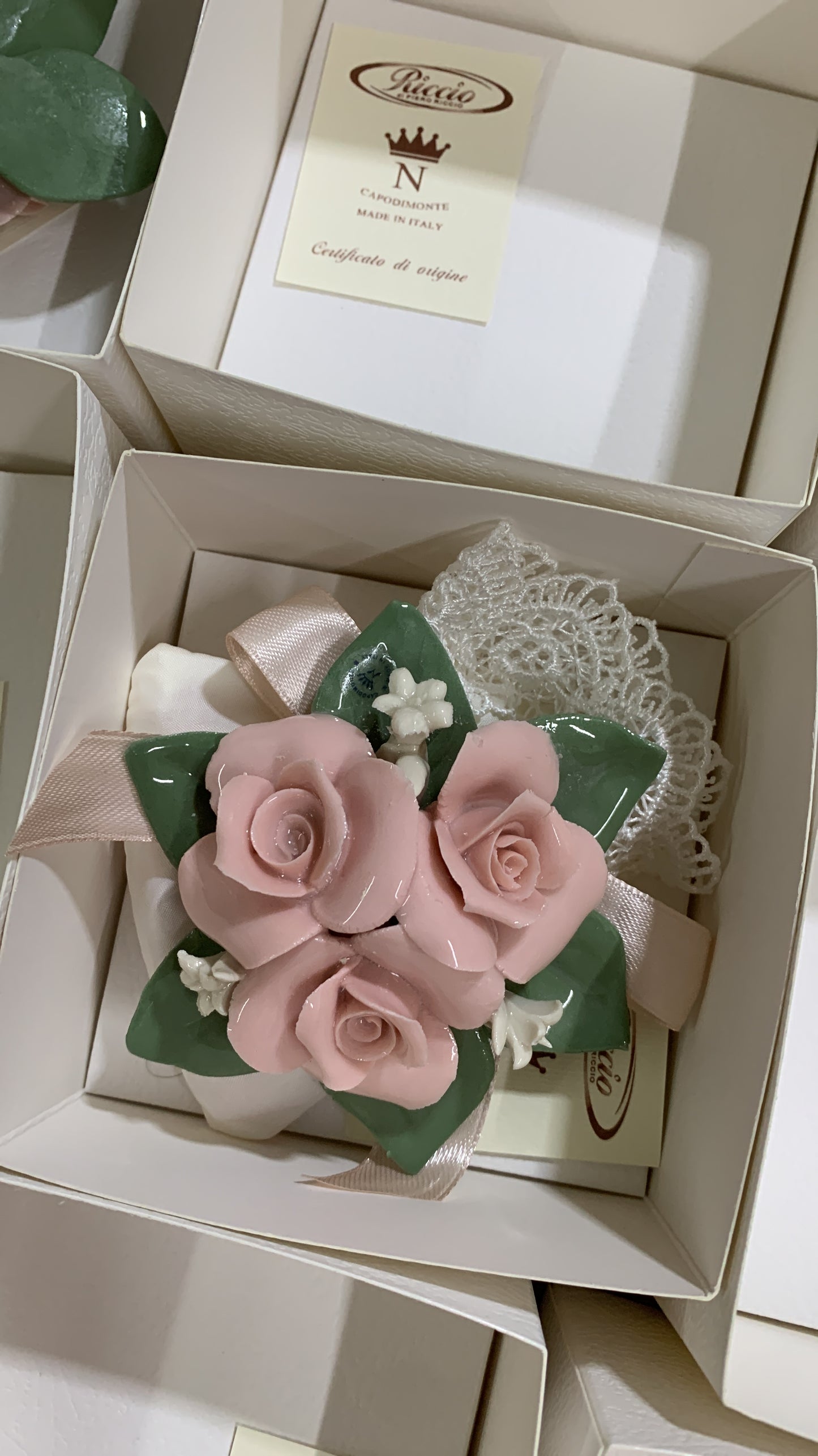 Cespuglio diametro 9cm con tre rose in porcellana colorata