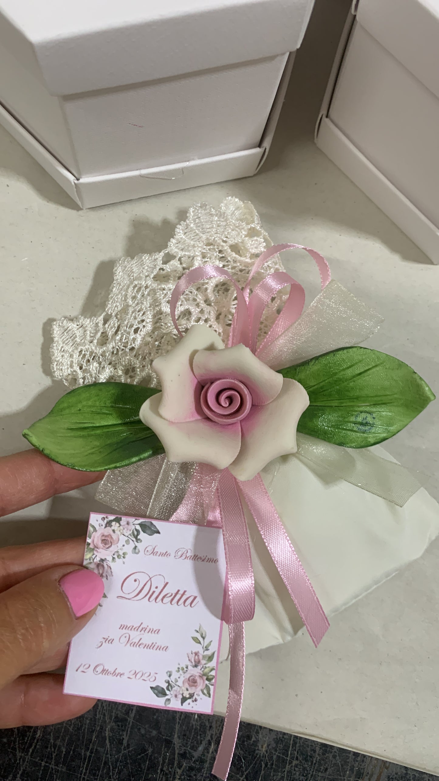Composizione rose rosa in porcellana di Capodimonte