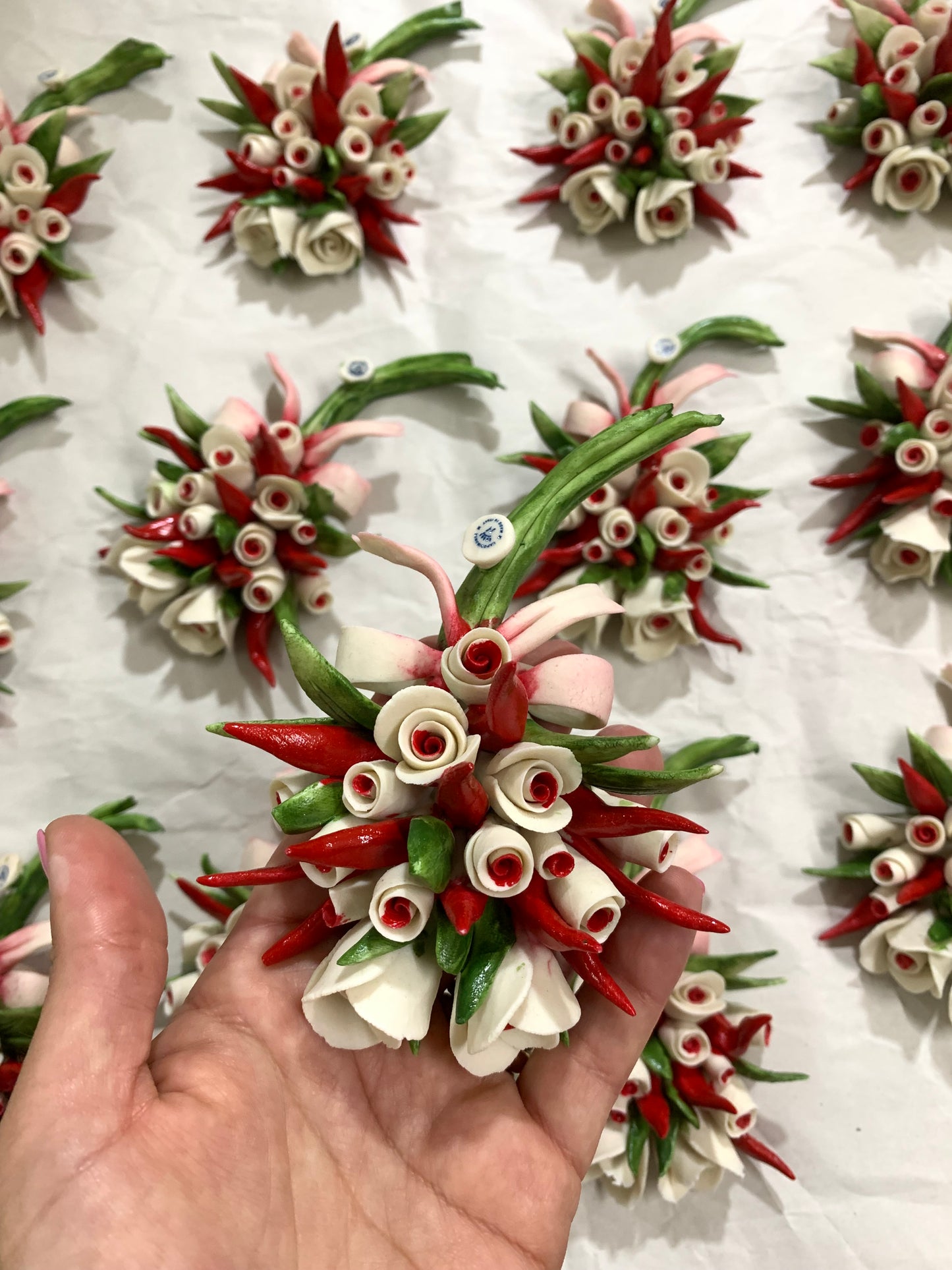 Cornucopia bouquet classico Capodimonte con rose e peperoncini