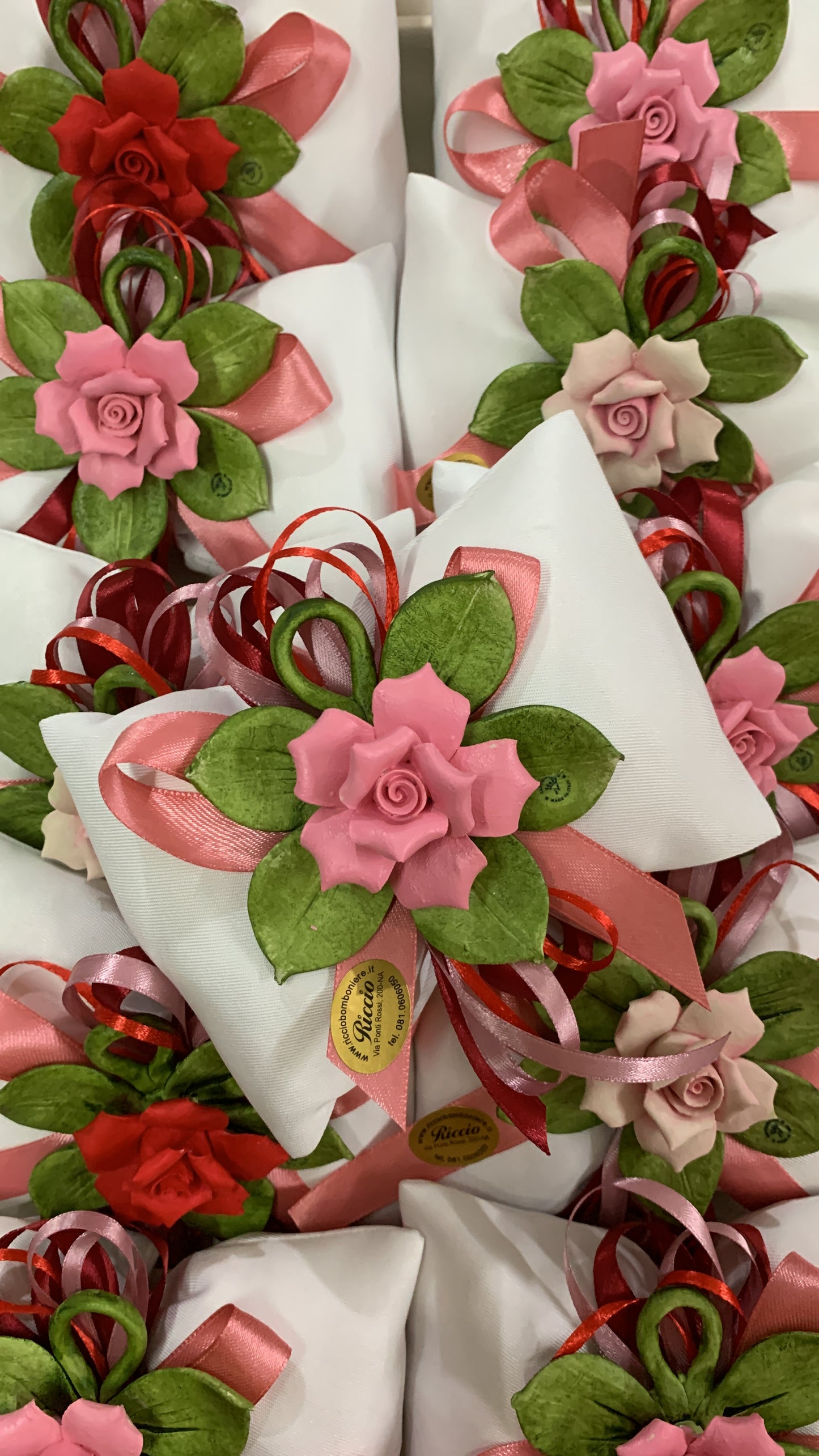 Sacchetto con rosa maggese in porcellana con foglioline