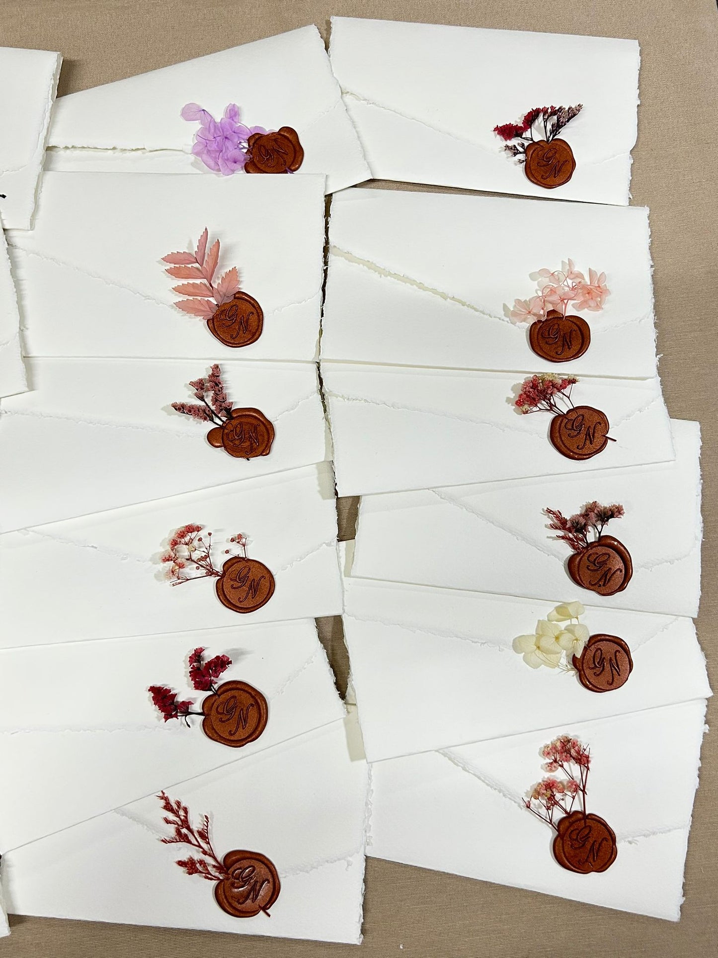 Partecipazione carta Amalfi con sigillo e fiori a scelta