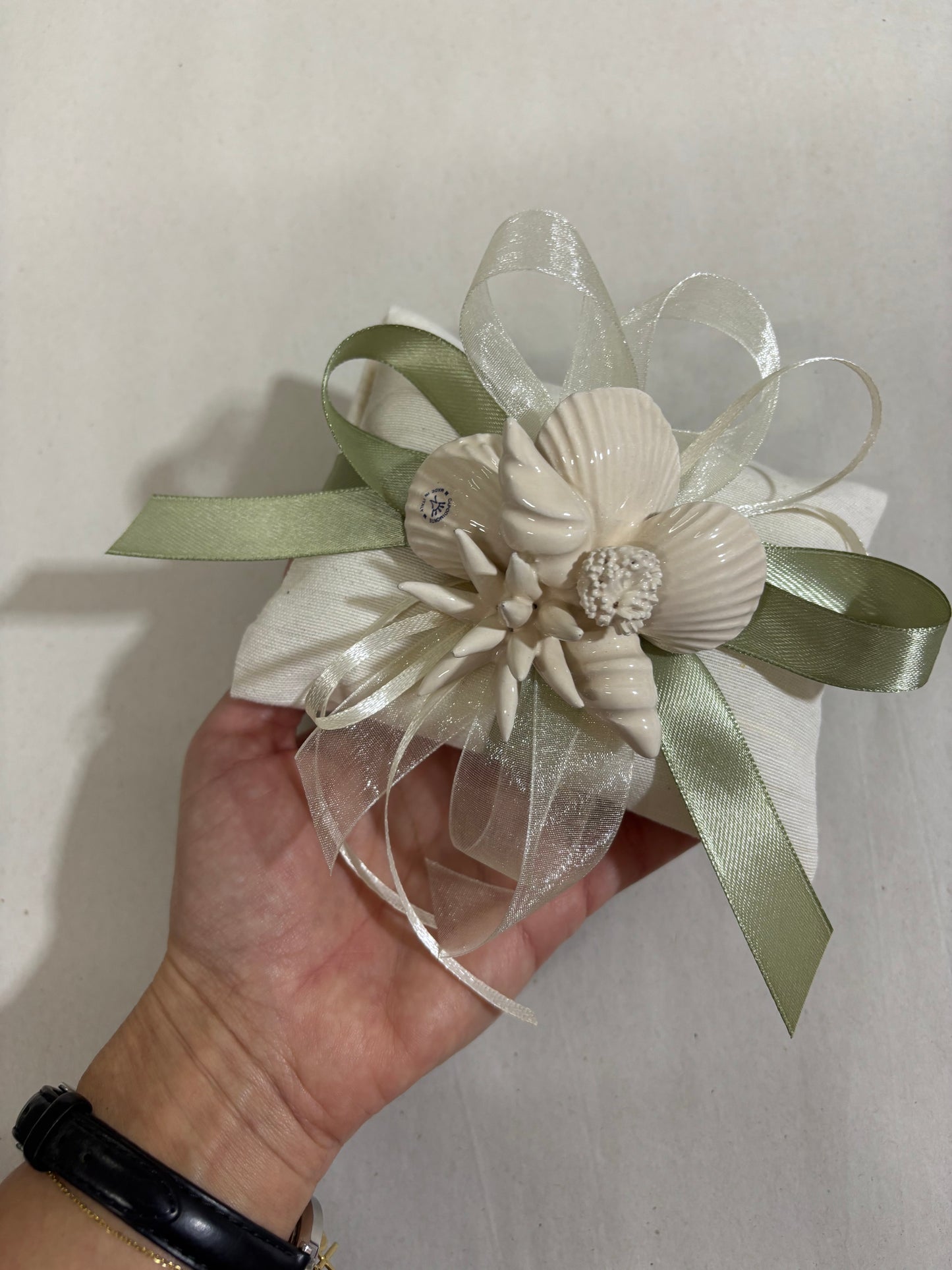 Composizione marina panna su pochette confezionata promessa di matrimonio