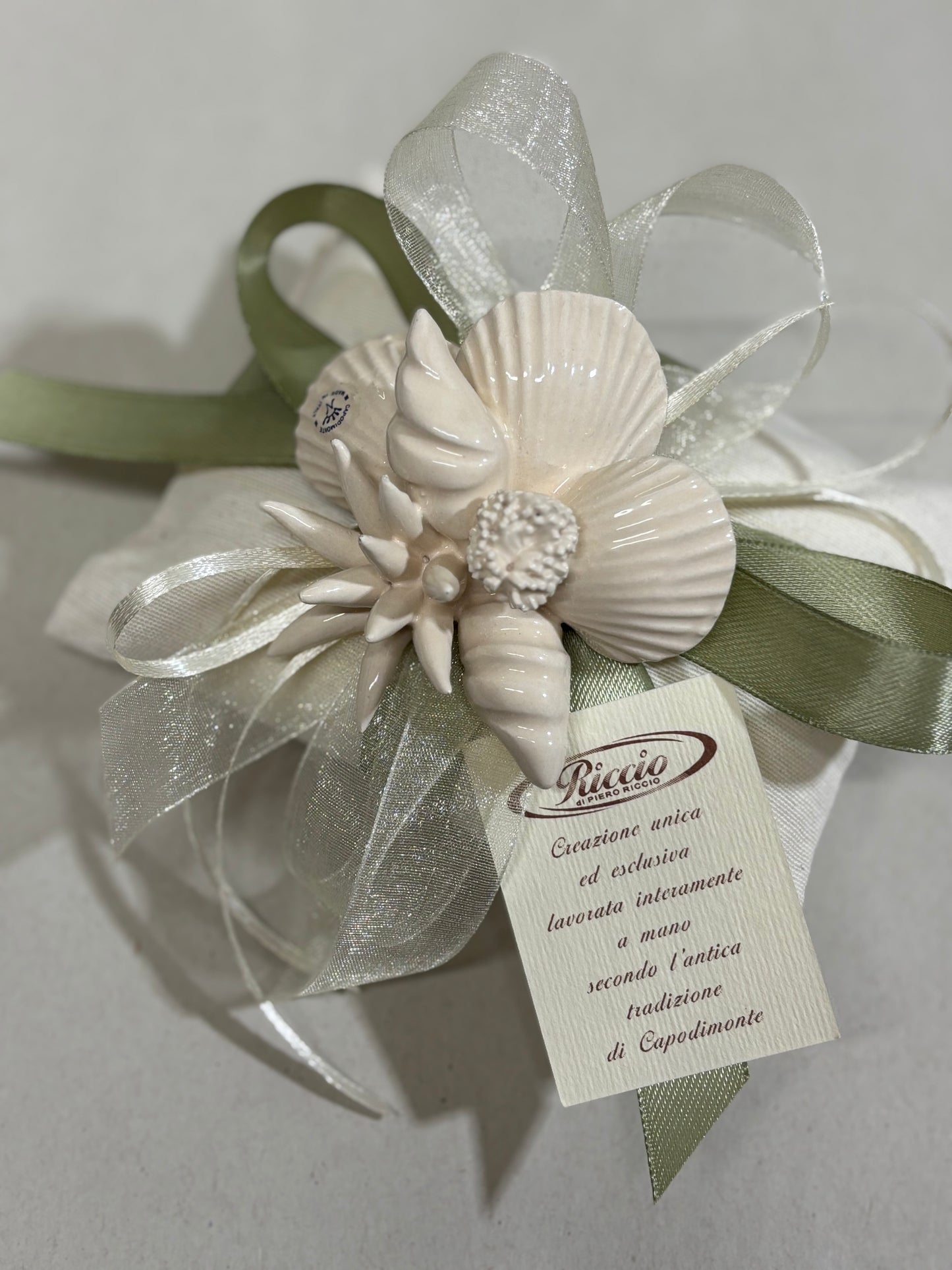 Composizione marina panna su pochette confezionata promessa di matrimonio