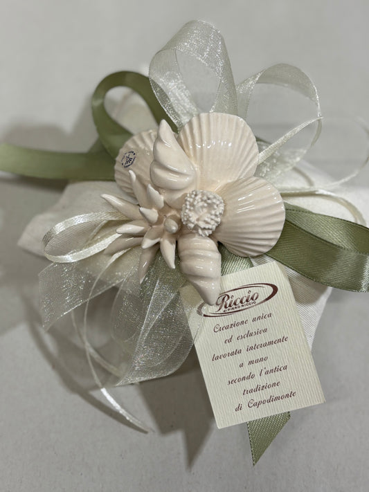 Composizione marina panna su pochette confezionata promessa di matrimonio
