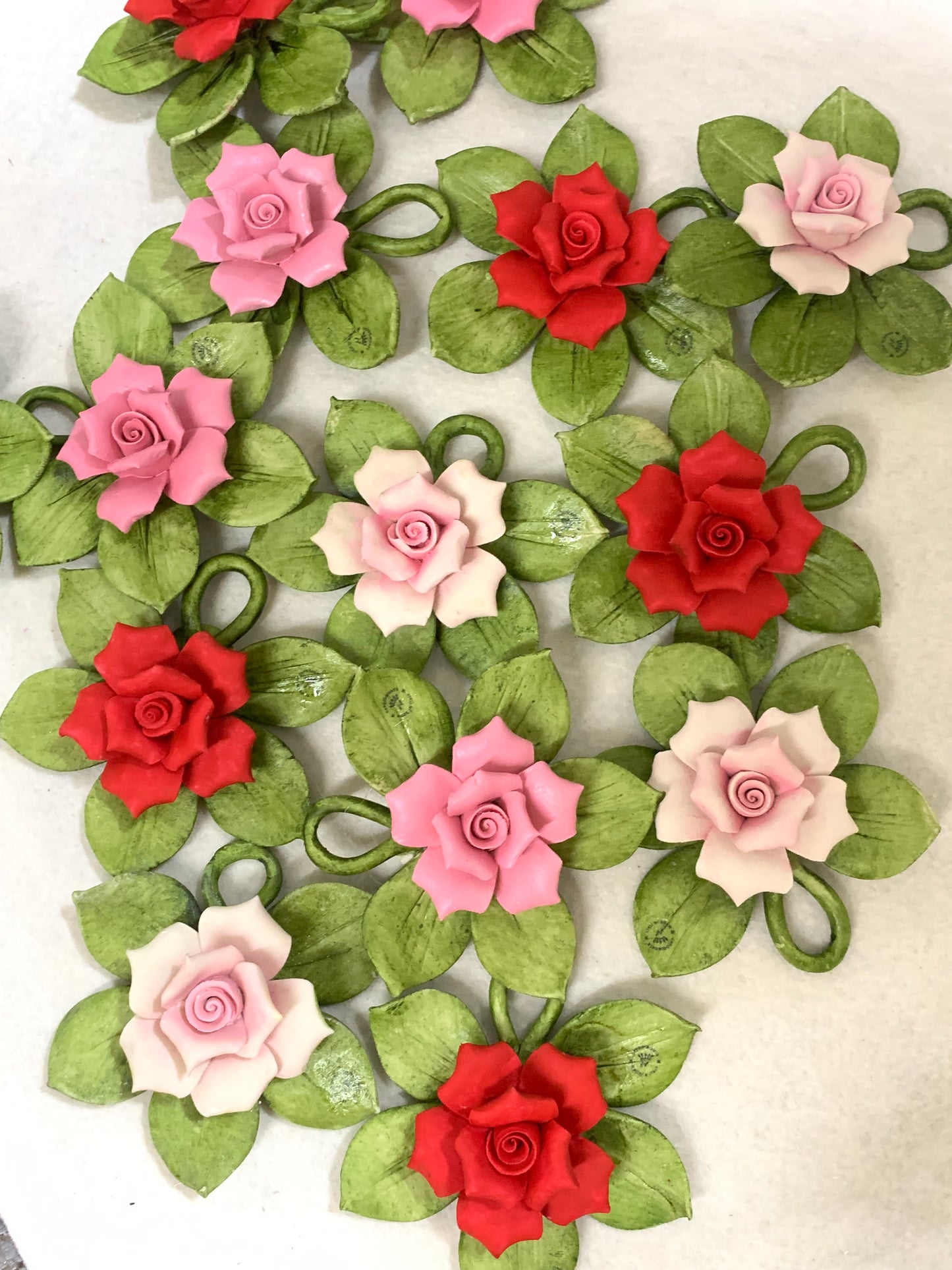 Sacchetto con rosa maggese in porcellana con foglioline