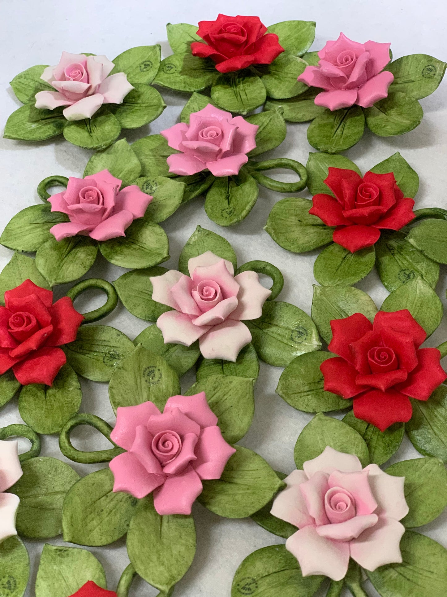 Sacchetto con rosa maggese in porcellana con foglioline