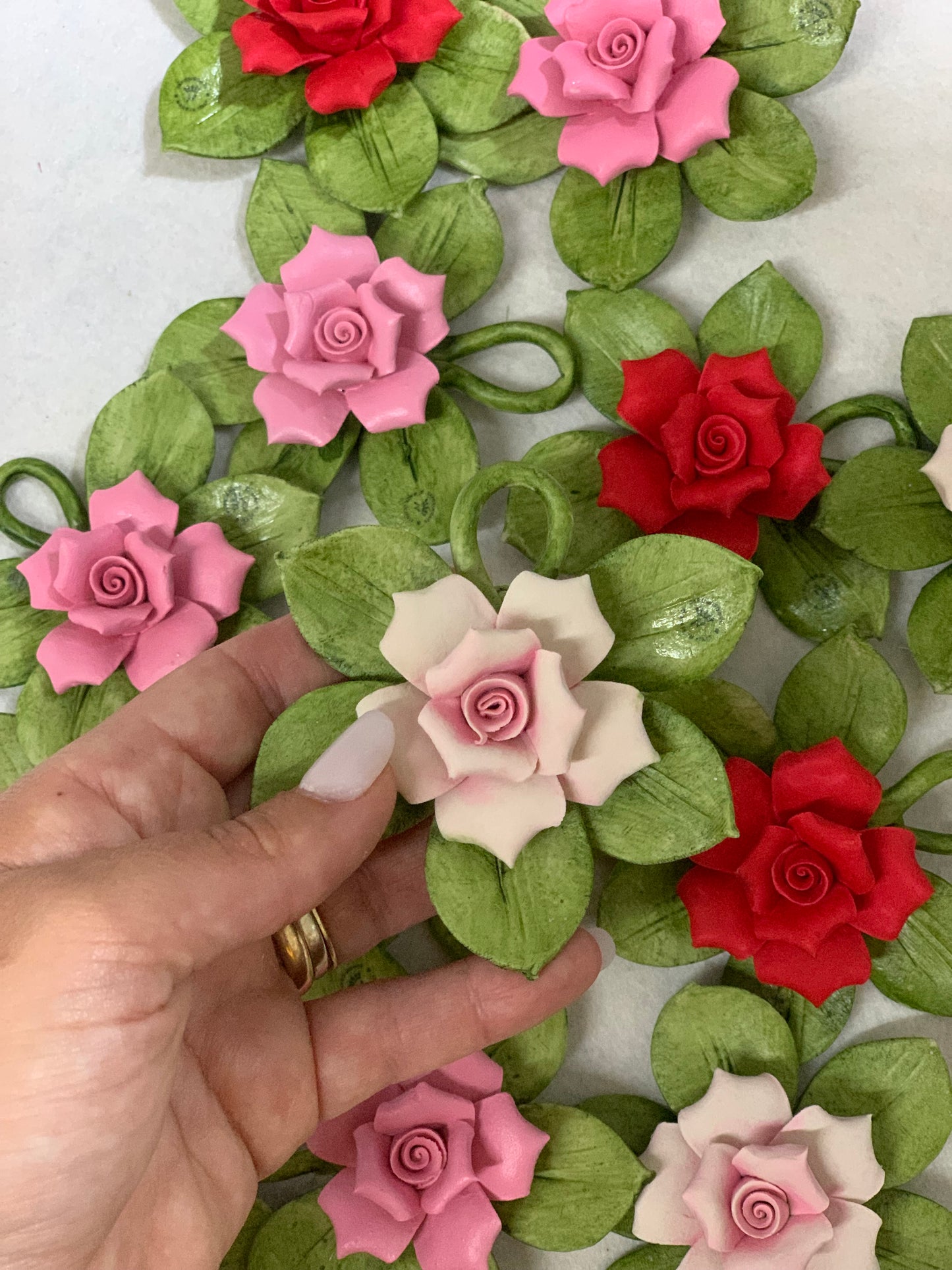 Sacchetto con rosa maggese in porcellana con foglioline