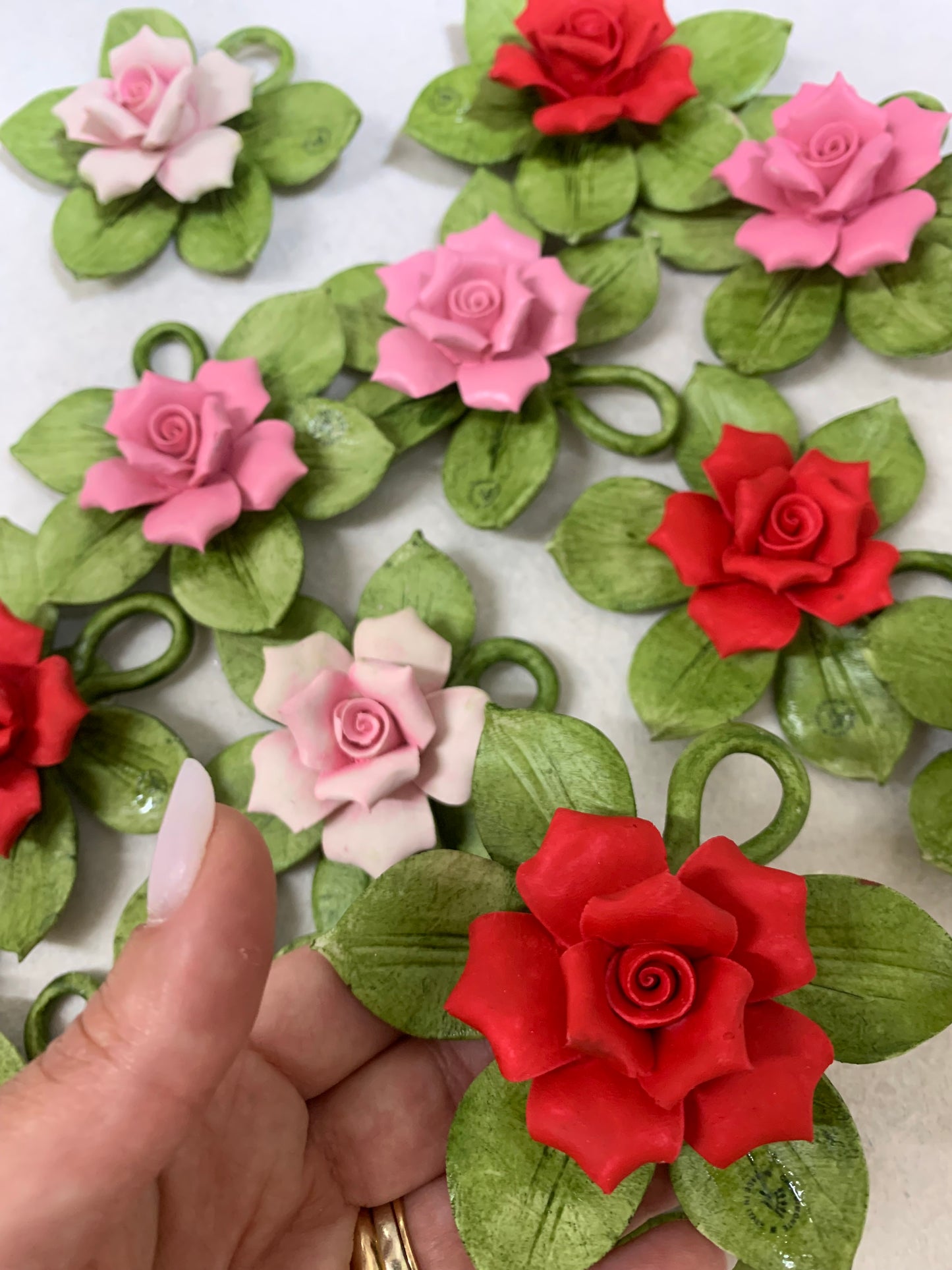 Sacchetto con rosa maggese in porcellana con foglioline