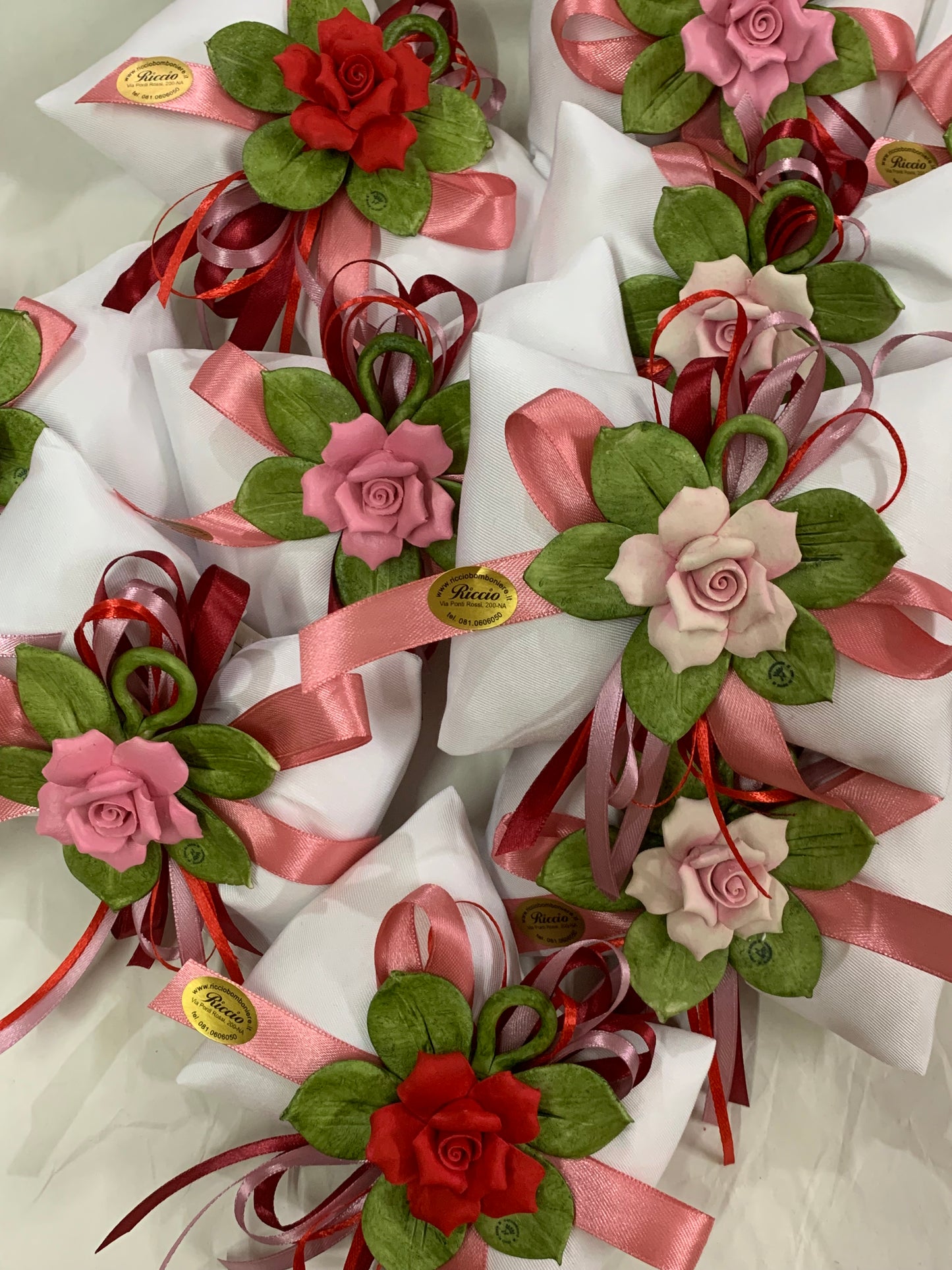 Sacchetto con rosa maggese in porcellana con foglioline