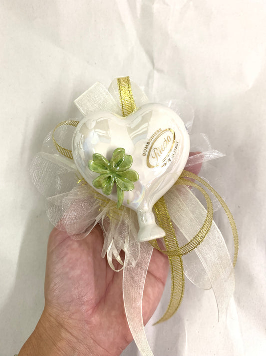 Cuore palloncino in ceramica con quadrifoglio confezionato con confetti