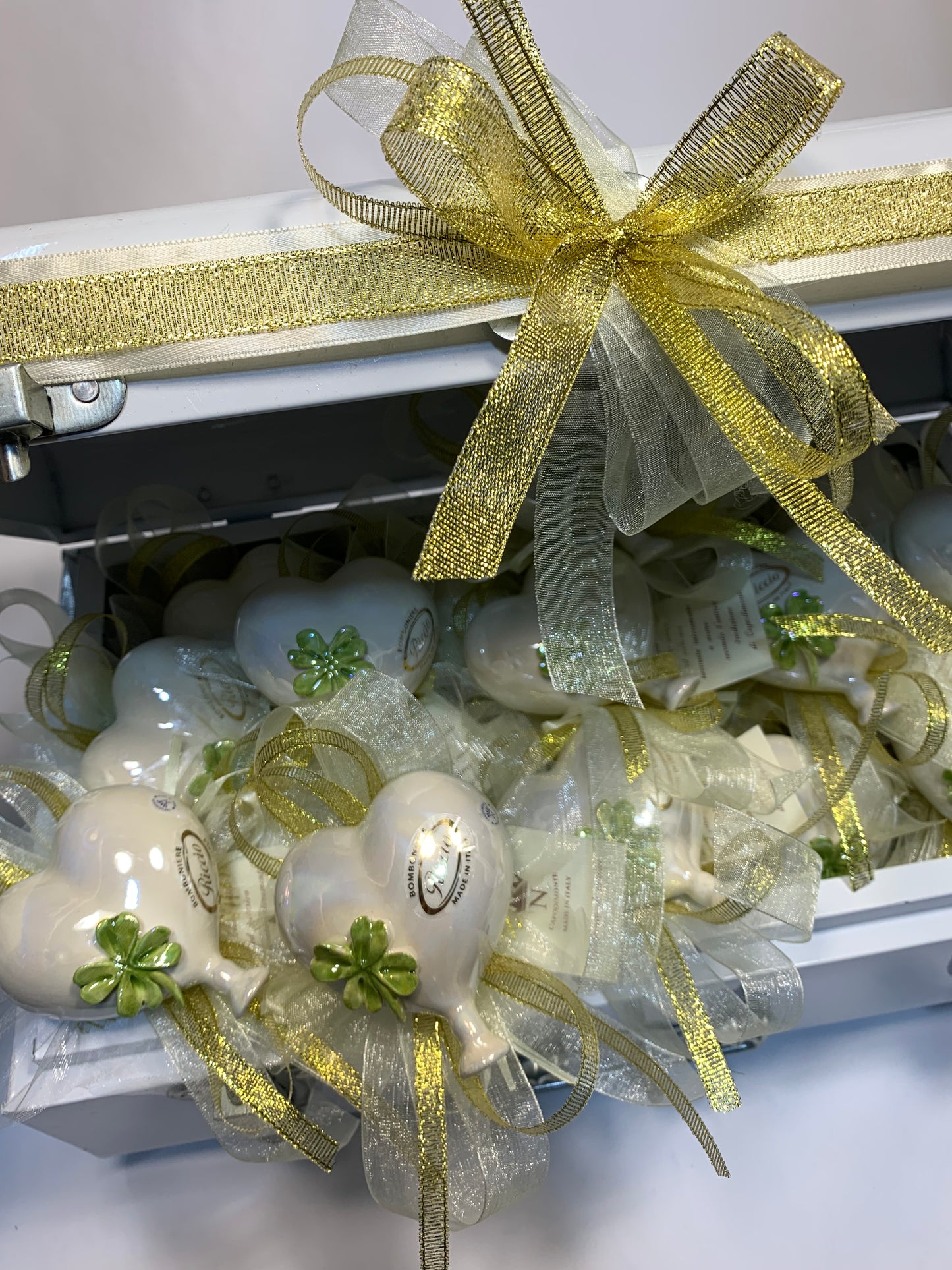 Cuore palloncino in ceramica con quadrifoglio confezionato con confetti