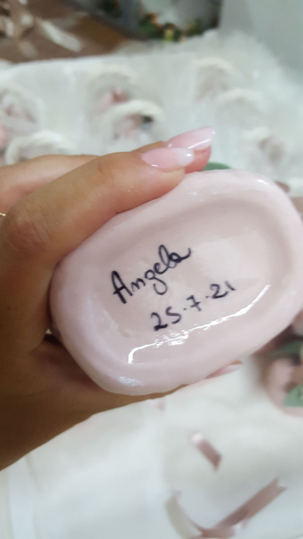Borsetta con rose in porcellana di Capodimonte