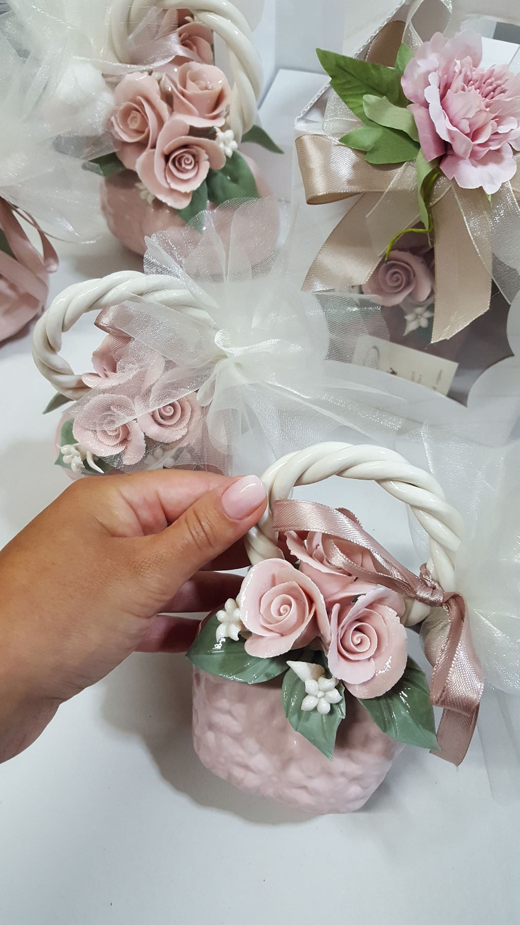 Borsetta con rose in porcellana di Capodimonte