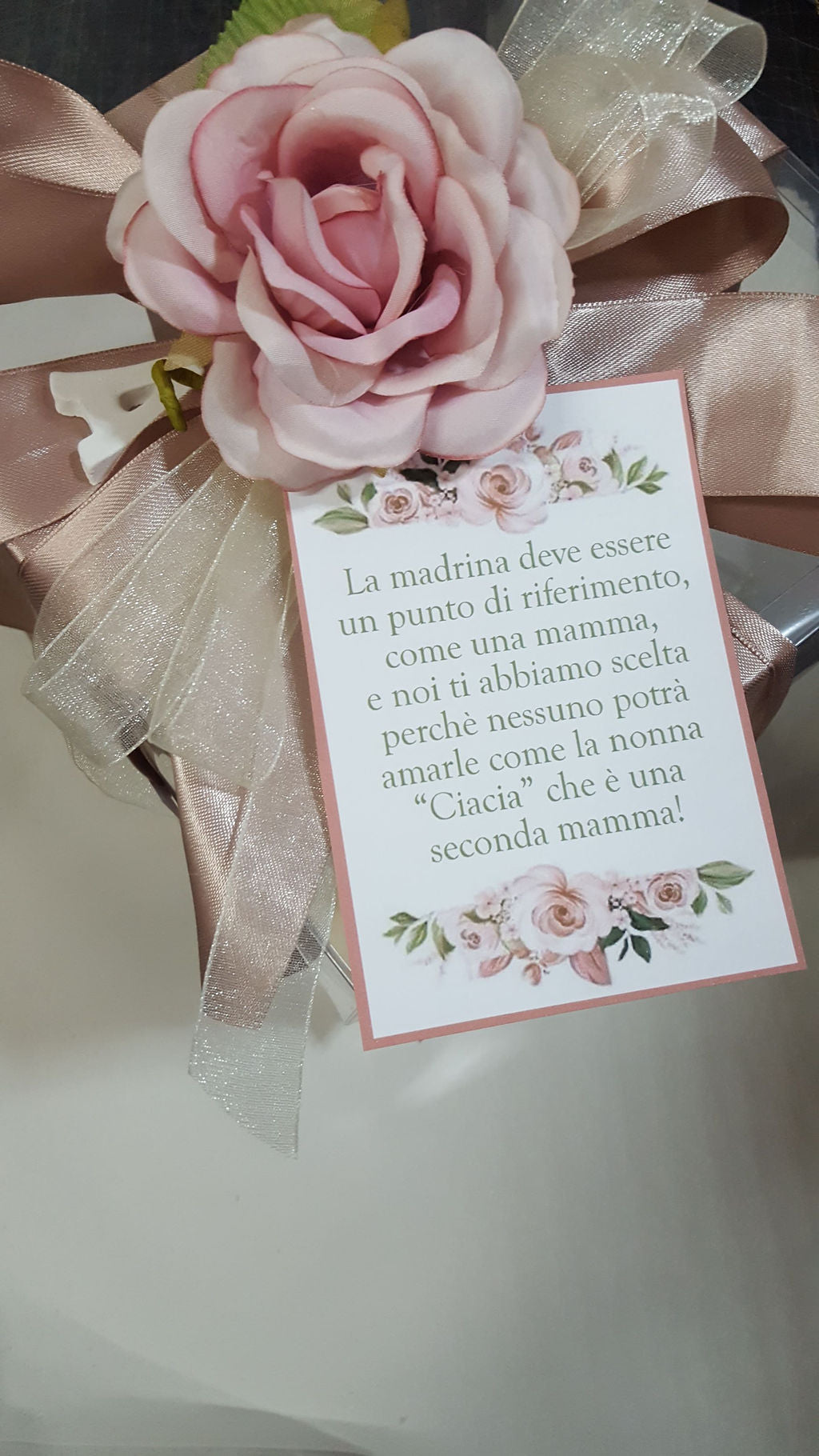 Borsetta con rose in porcellana di Capodimonte
