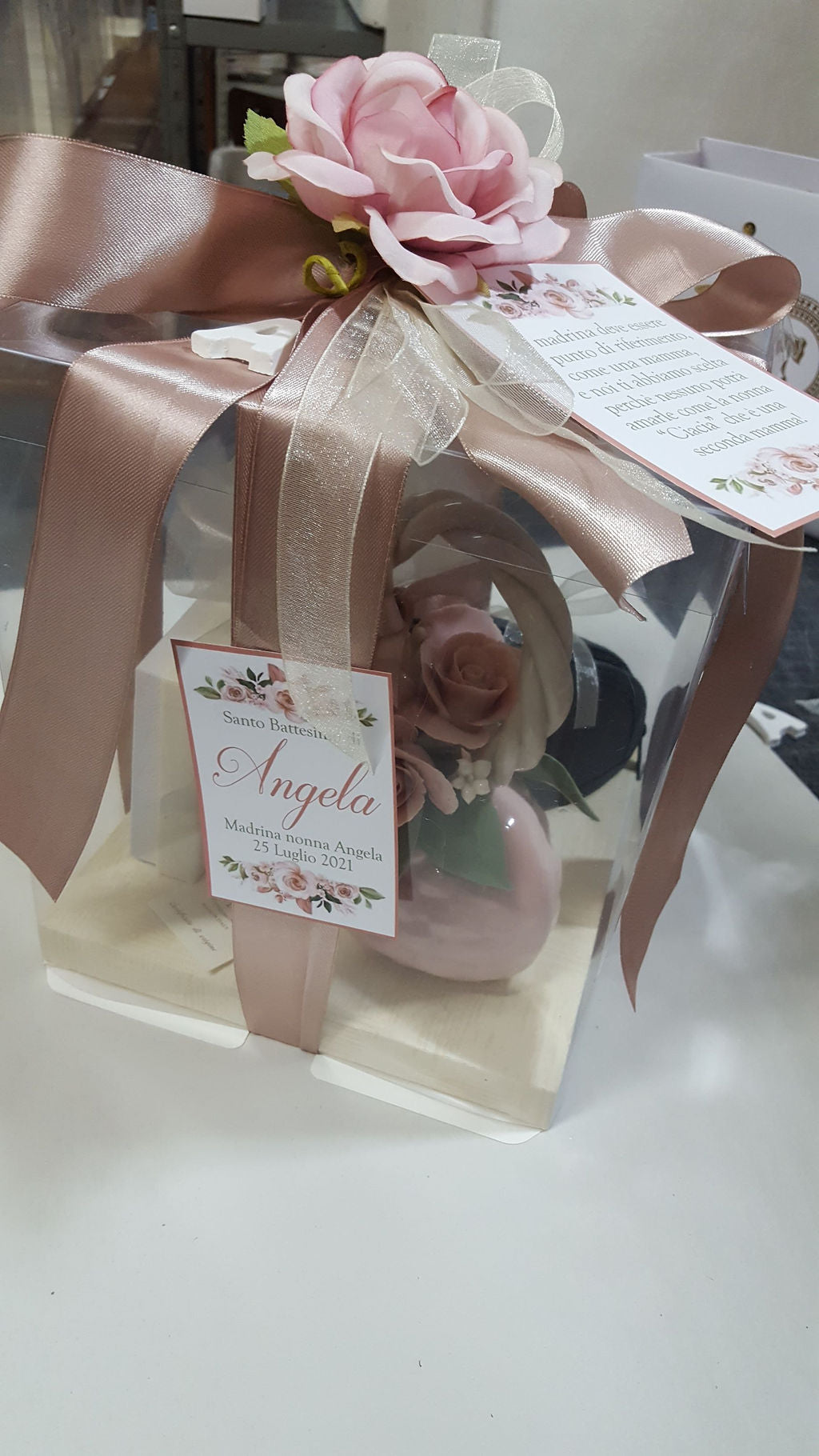 Borsetta con rose in porcellana di Capodimonte