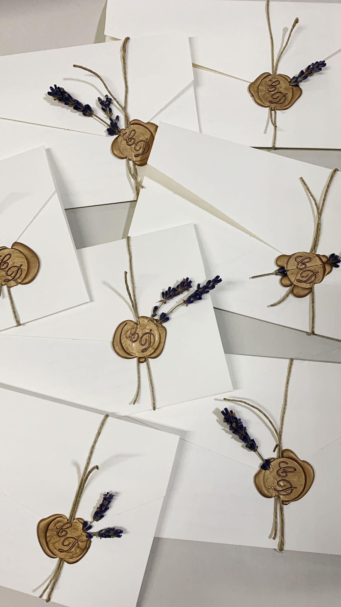 partecipazione carta Amalfi con sigillo, nastro a scelta e fiori a scelta