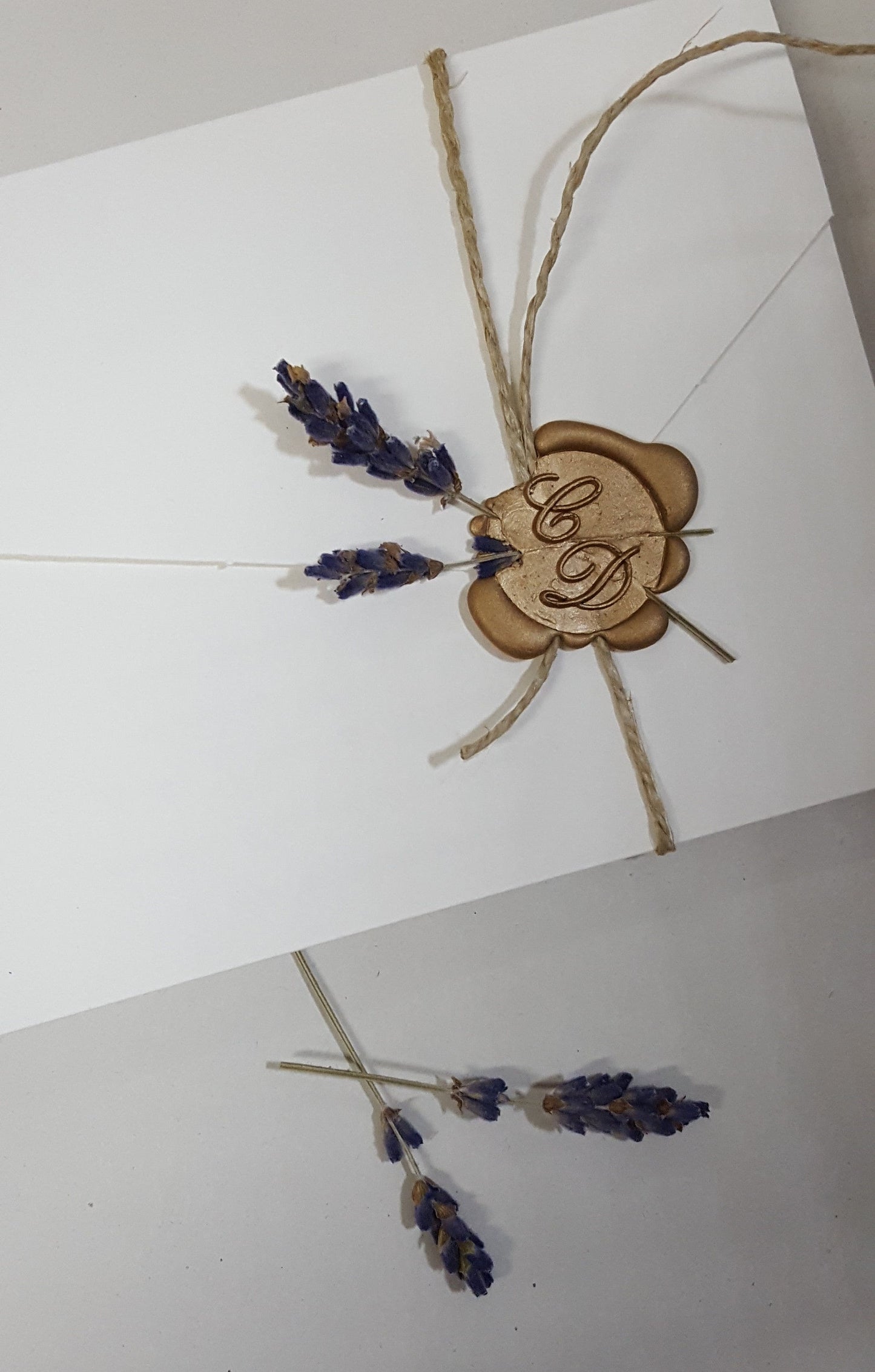 partecipazione carta Amalfi con sigillo, nastro a scelta e fiori a scelta