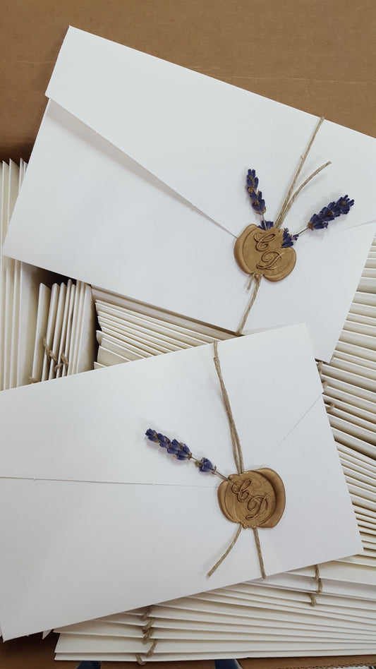 partecipazione carta Amalfi con sigillo, nastro a scelta e fiori a scelta