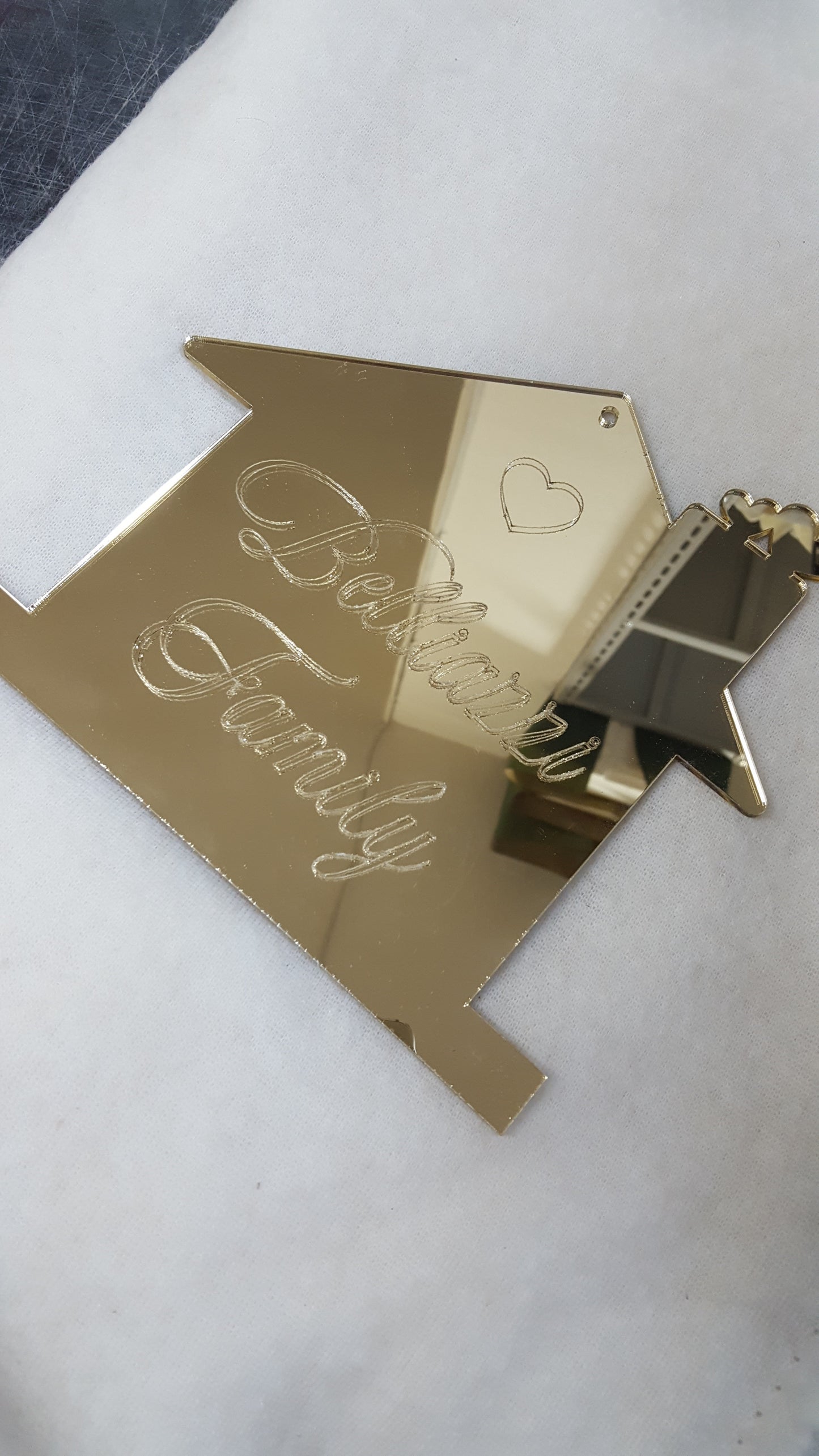 Fuoriporta personalizzato in plex specchiato oro a forma di casa