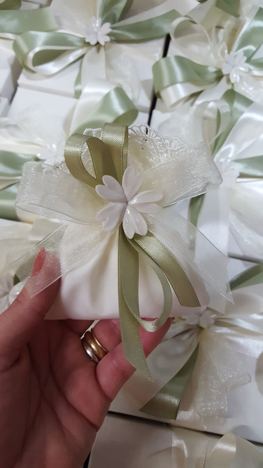 Ortensia singola su sacchetto di seta