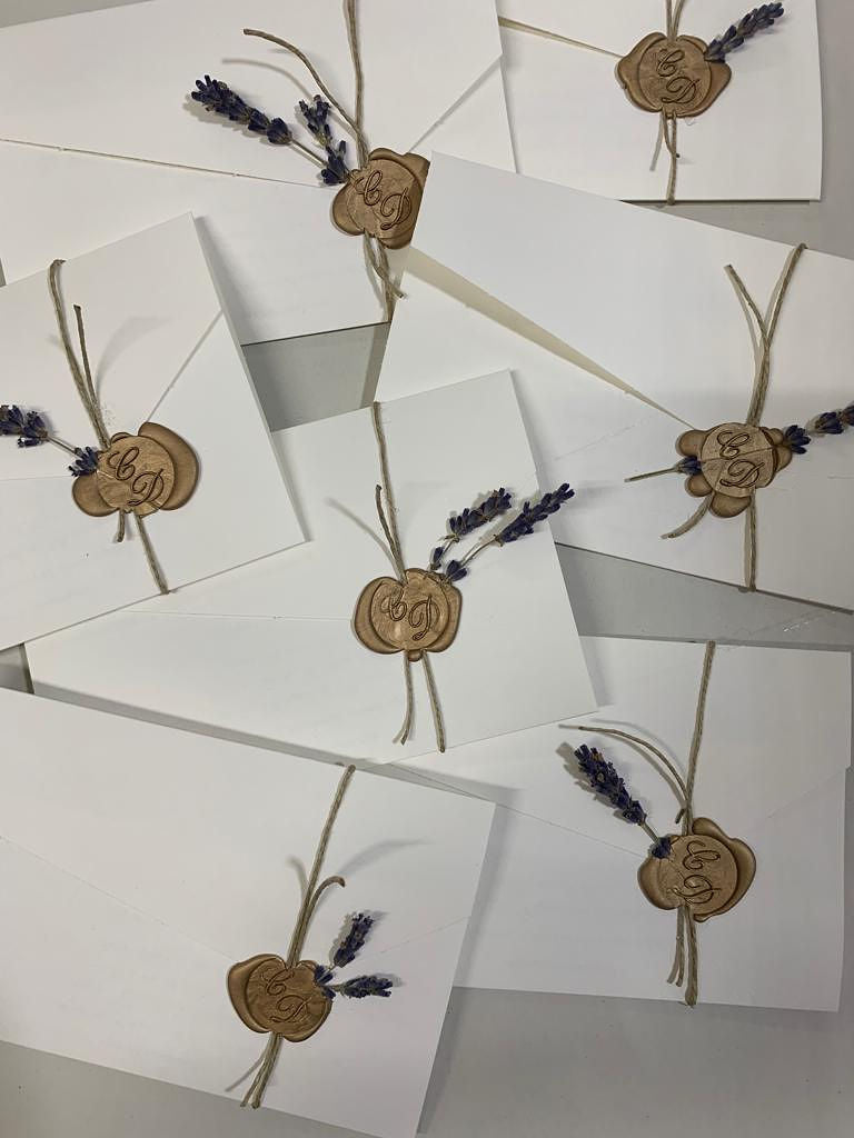 partecipazione carta Amalfi con sigillo, nastro a scelta e fiori a scelta