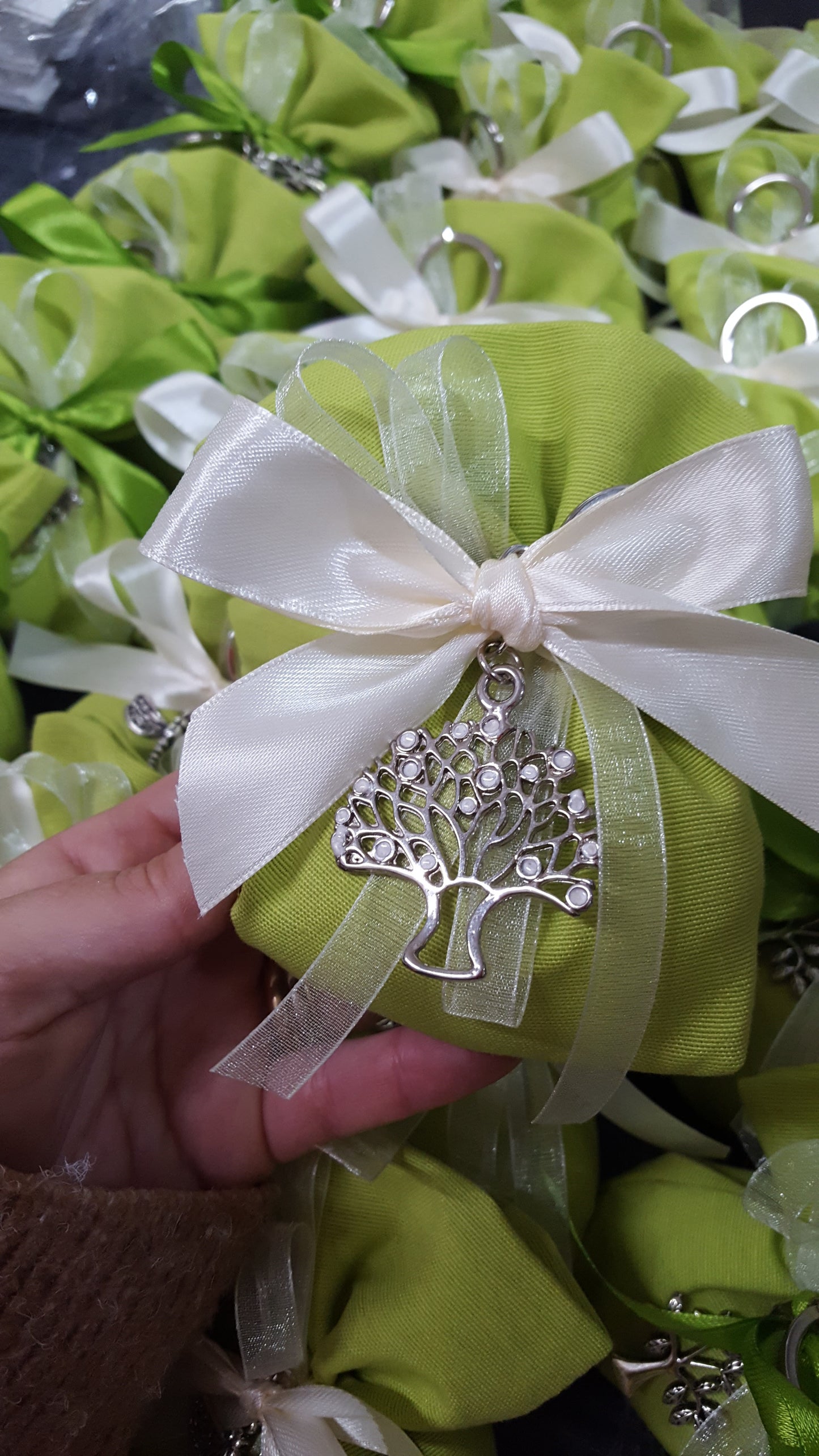 Sacchetto verde promessa di matrimonio con albero della vita