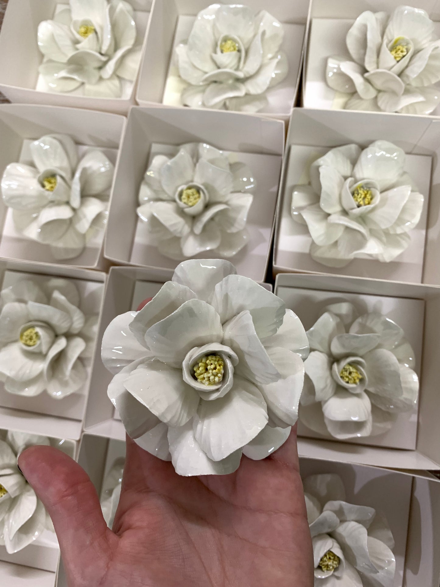 Rosa rigata in ceramica con centrale giallo