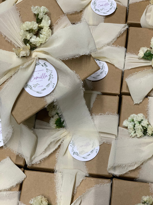 Solo confezione con scatola confetti nastri chiffon fiori secchi e bigliettino