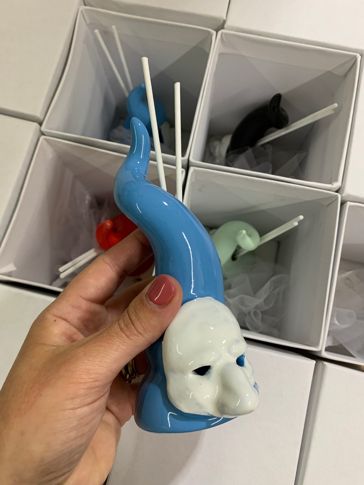 Corno verticale su basetta con maschera Pulcinella