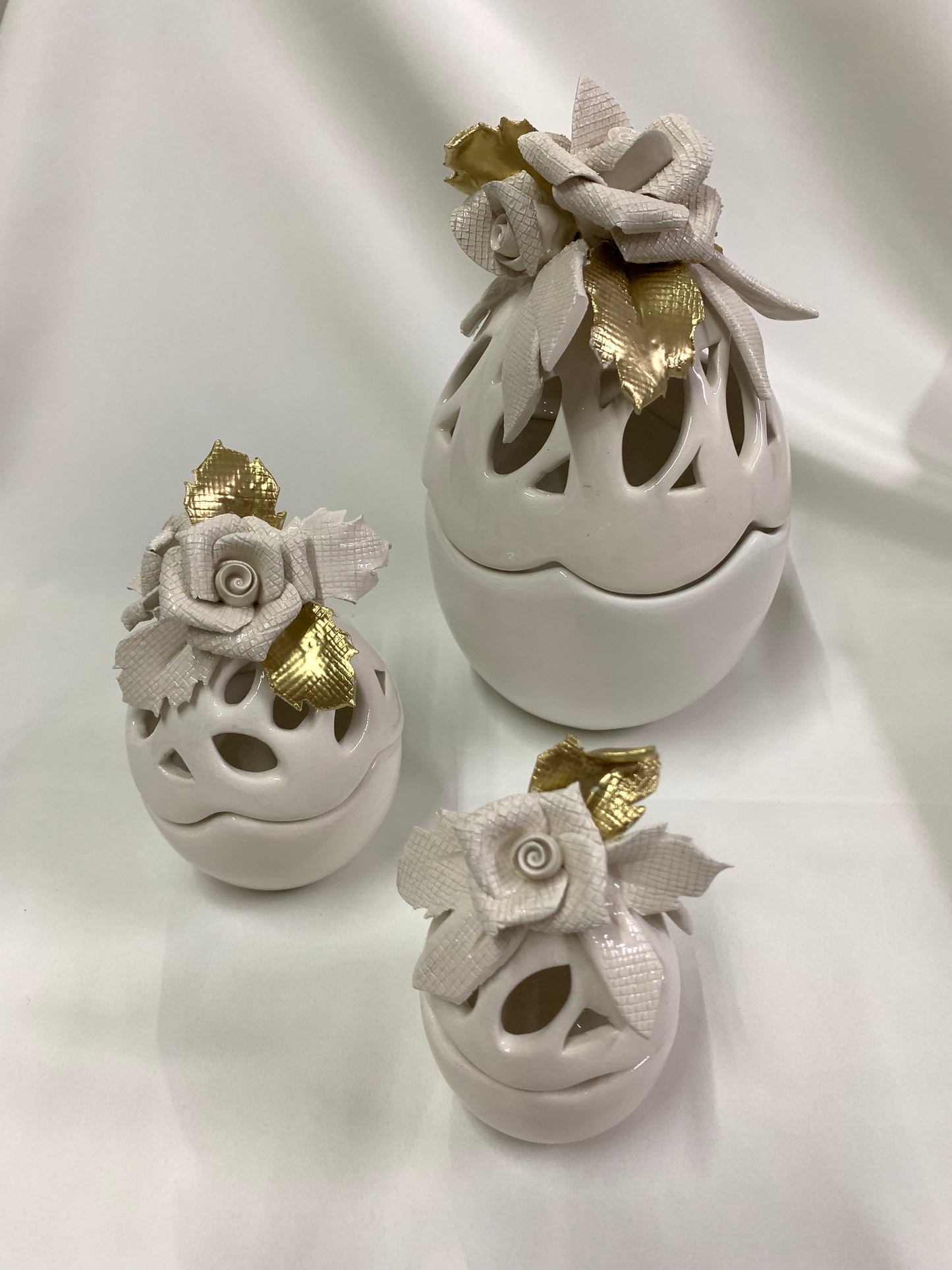 Uova Pasqua tre misure bianche e oro