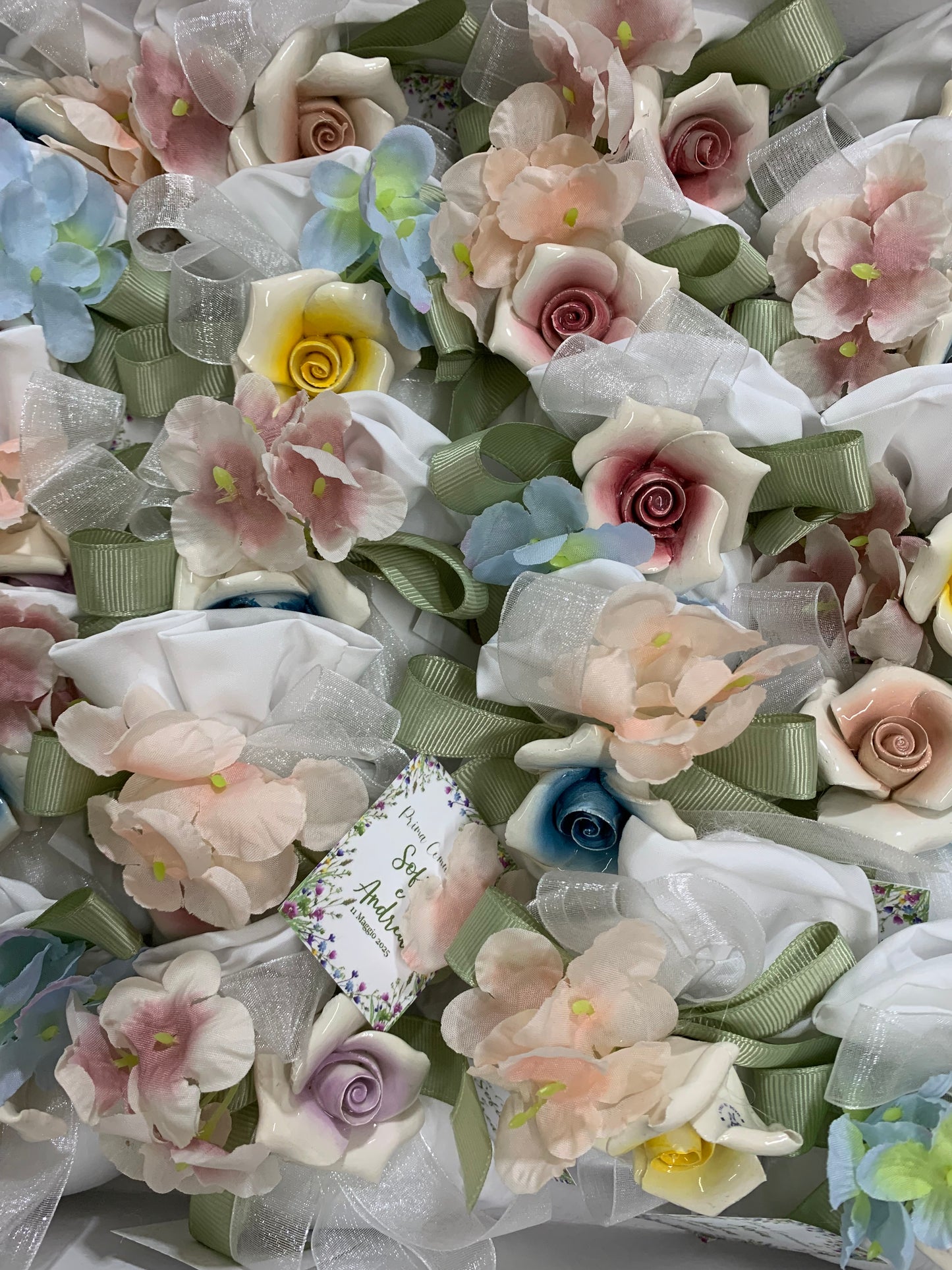 Fiori ceramica ricchi con fiori artificiali confezionati