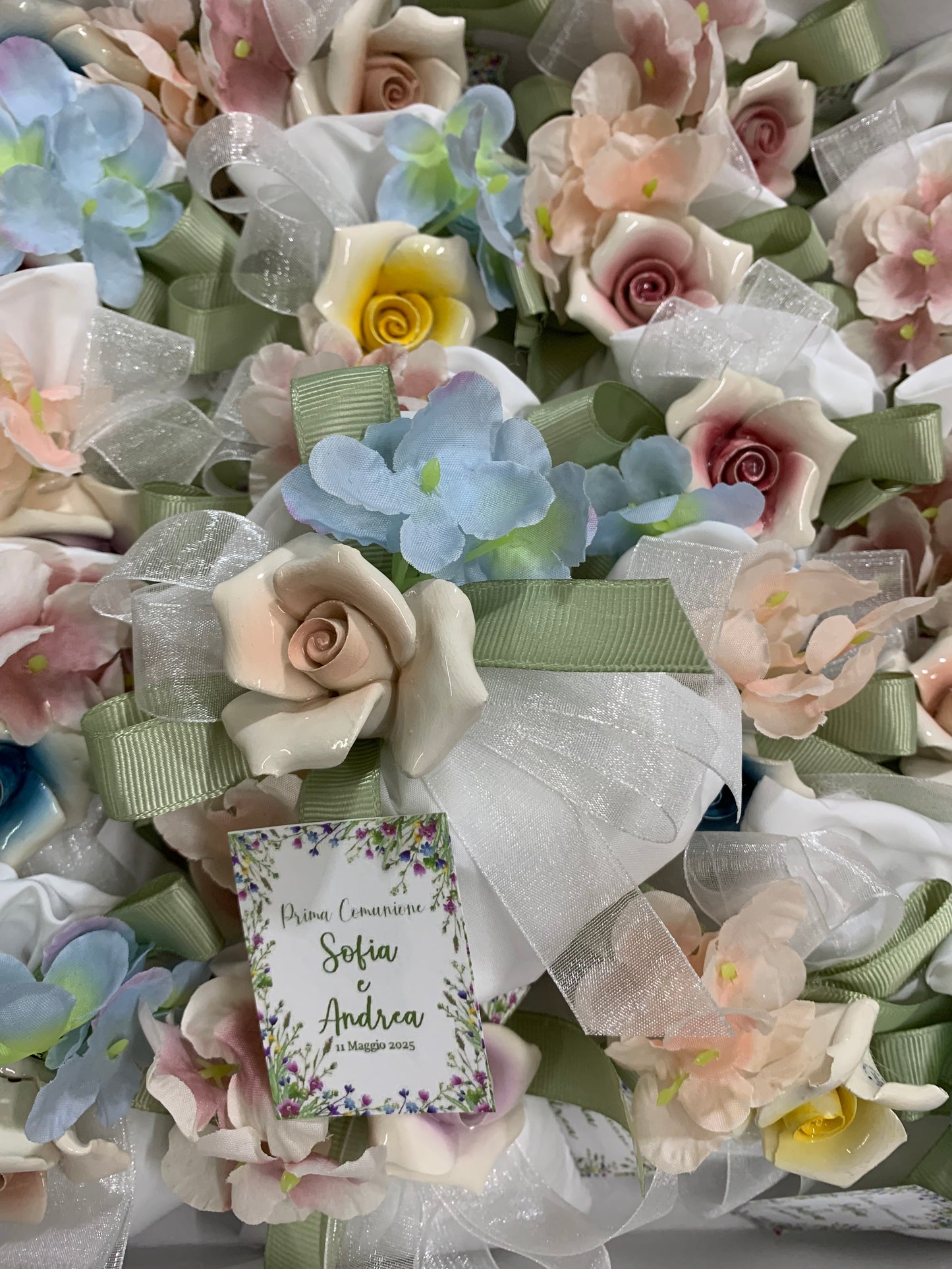 Fiori ceramica ricchi con fiori artificiali confezionati