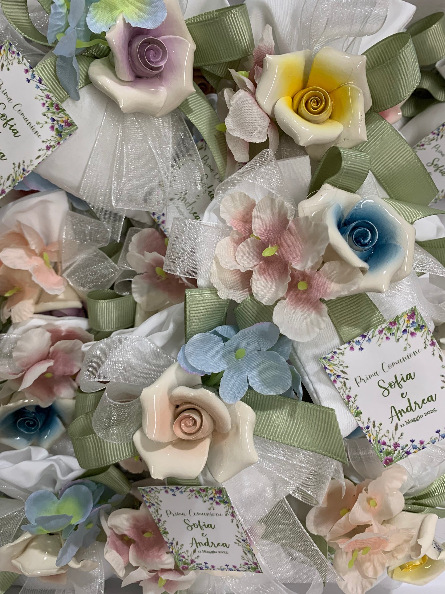 Fiori ceramica ricchi con fiori artificiali confezionati