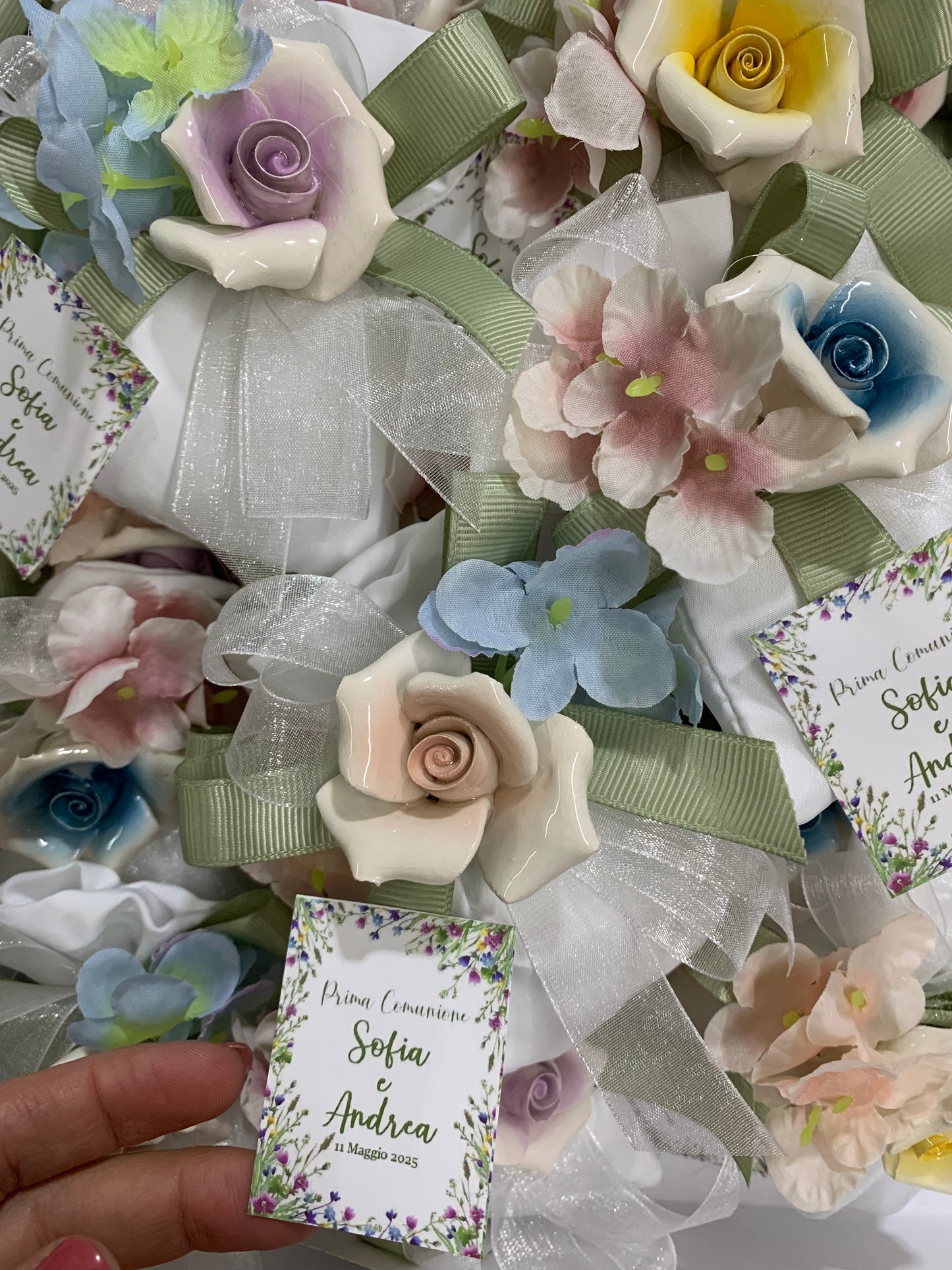 Fiori ceramica ricchi con fiori artificiali confezionati