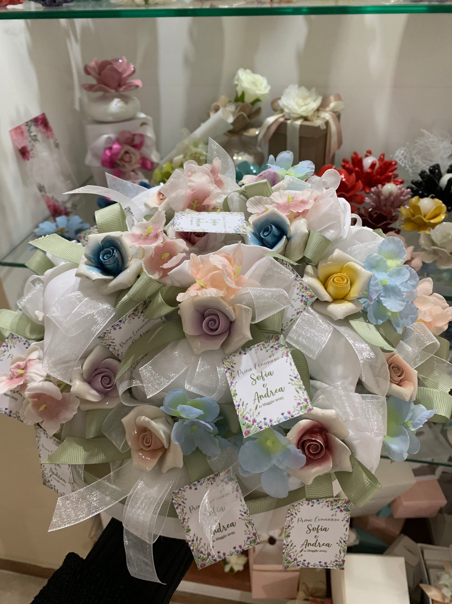 Fiori ceramica ricchi con fiori artificiali confezionati