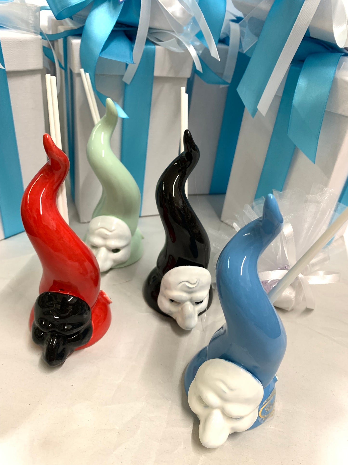 Corno verticale su basetta con maschera Pulcinella