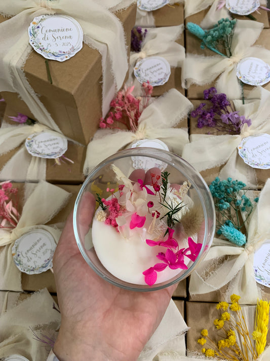 Candela in cera di soia finemente confezionata rustica con fiori secchi