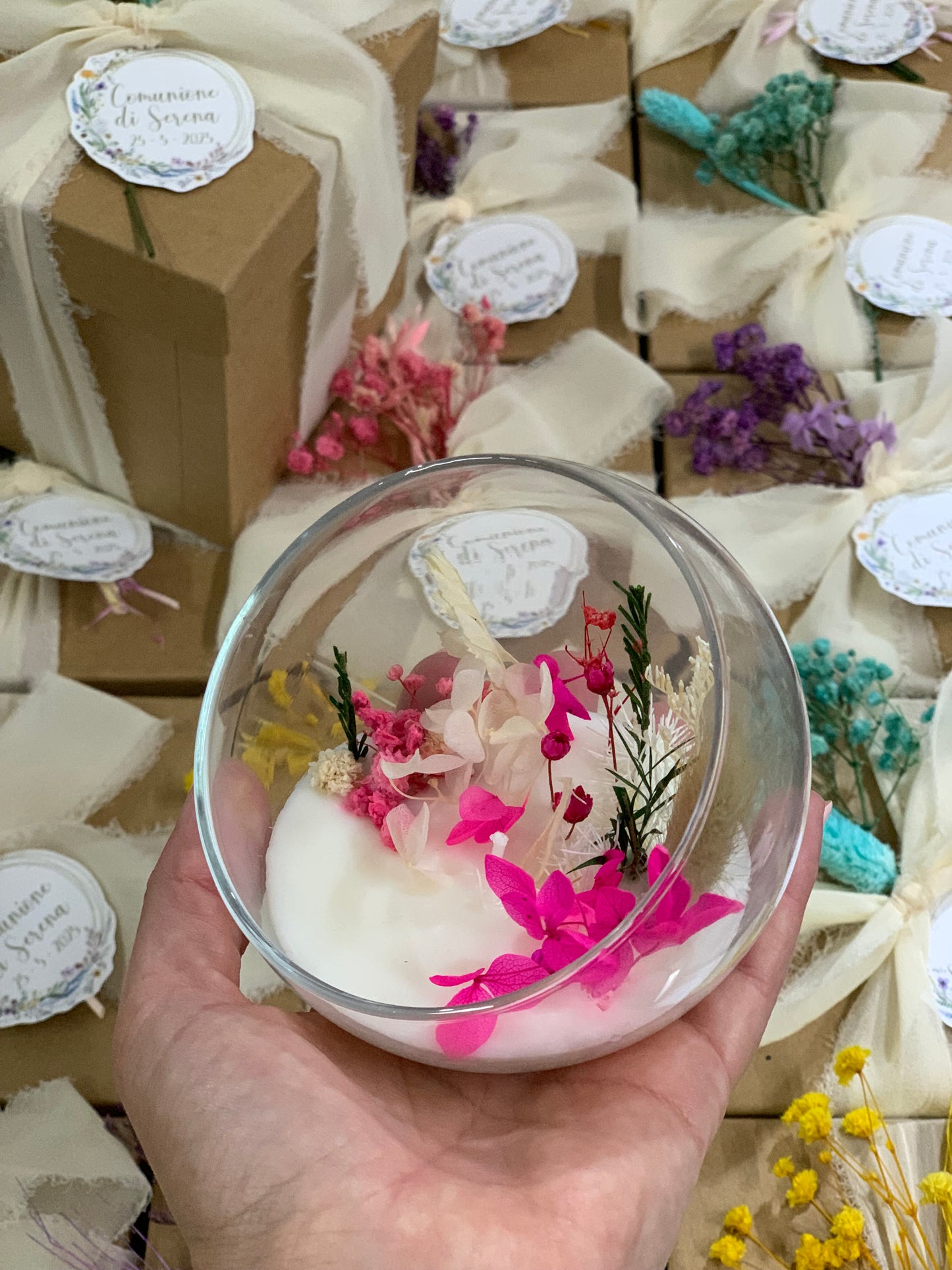 Candela in cera di soia finemente confezionata rustica con fiori secchi