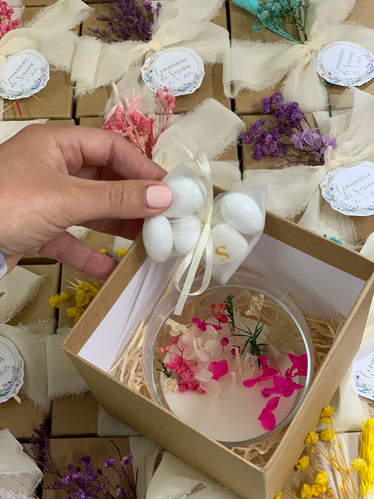 Candela in cera di soia finemente confezionata rustica con fiori secchi